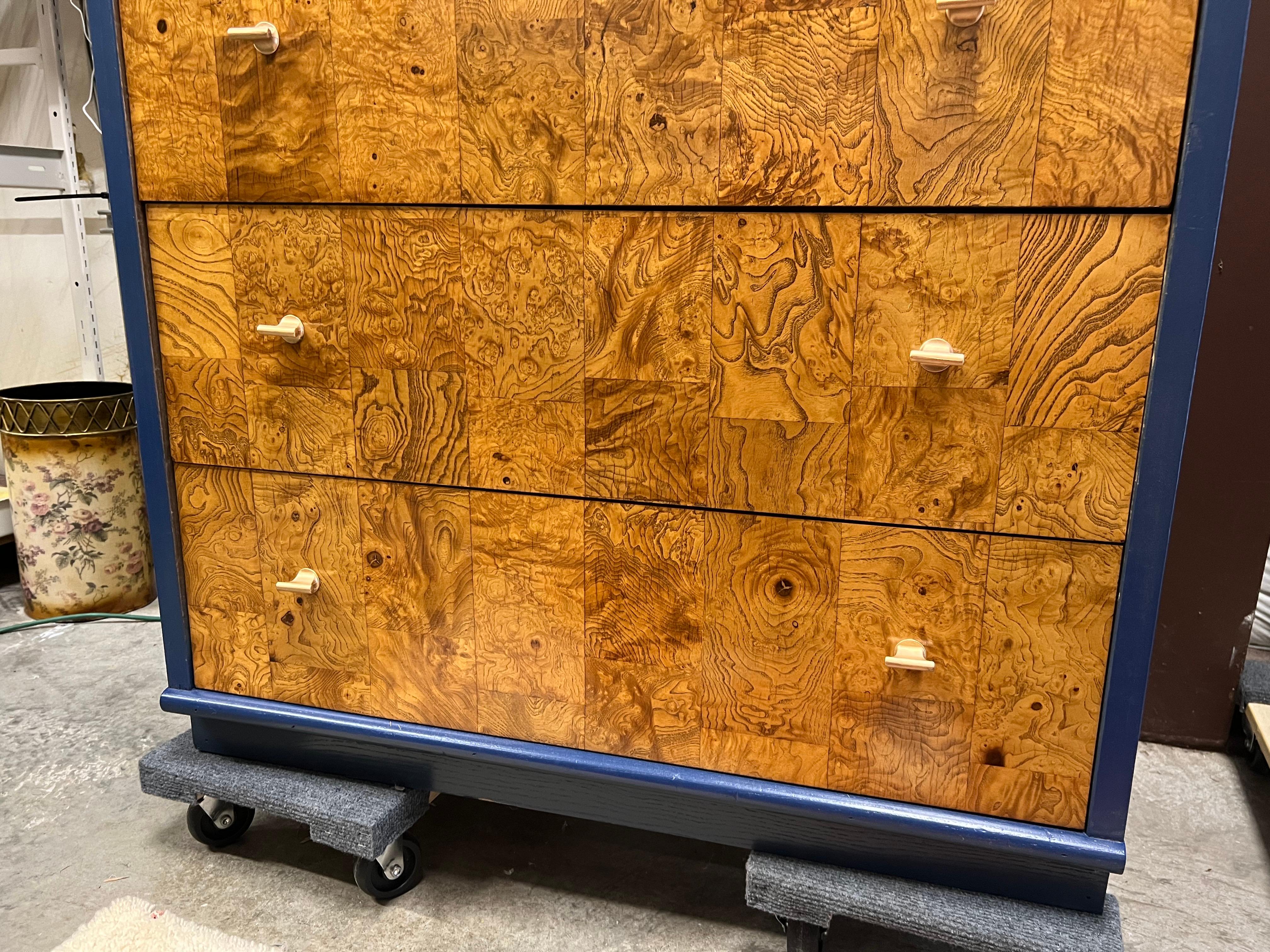 Cassettone degli anni '70 in stile Milo Baughman, in legno di bava e laccato blu in vendita 2