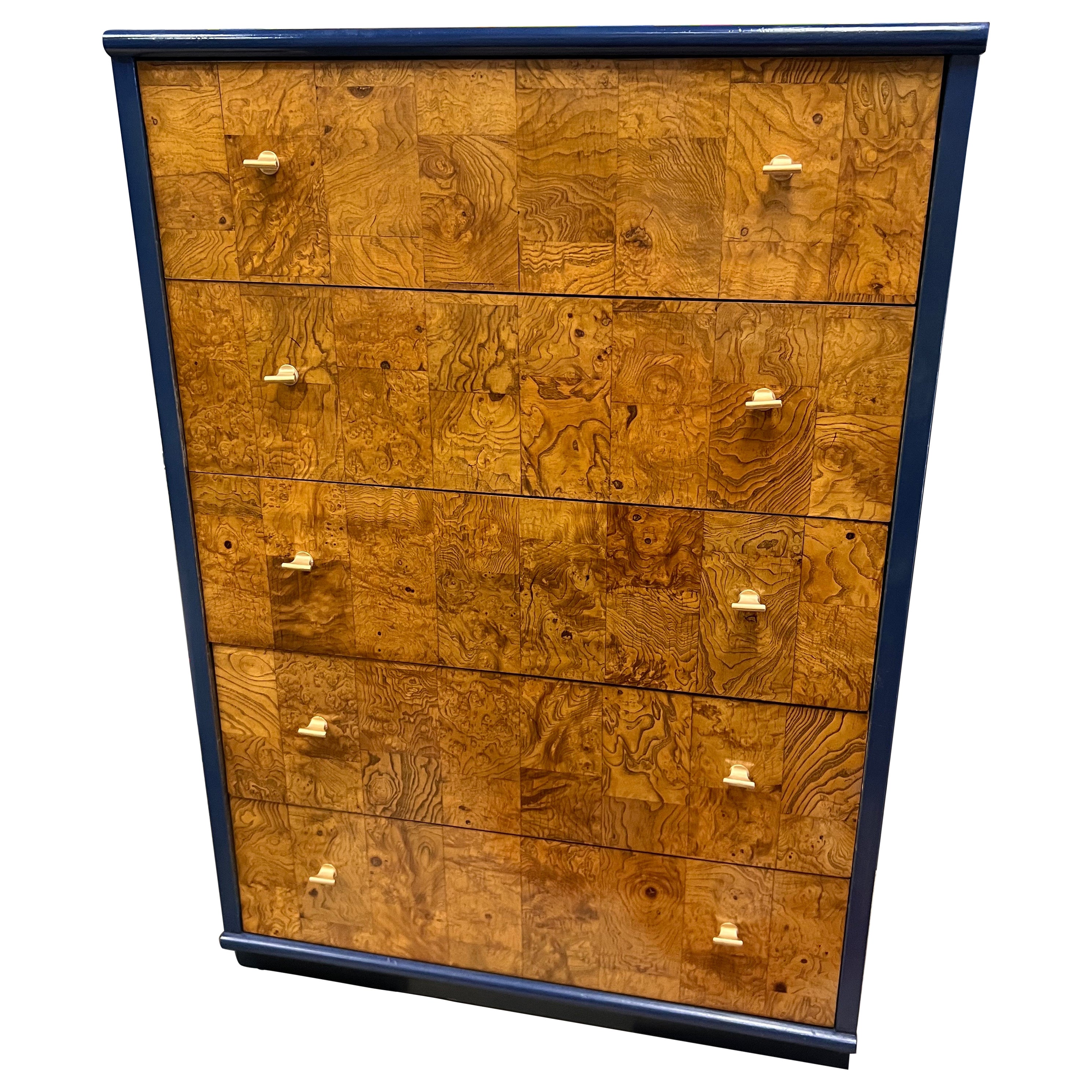 Arcón alto estilo Milo Baughman de los años 70 con frente de madera de burl y lacado azul en venta
