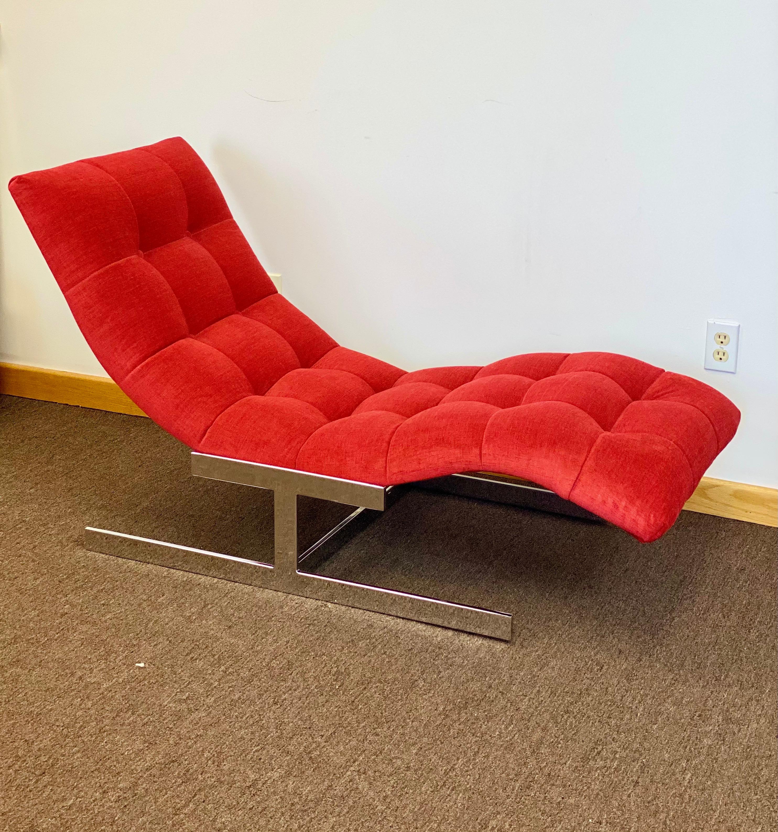 We are very pleased to offer a stunning wave chaise in the style of Milo Baughman, circa the 1970s. This piece showcases a beautiful, tailored silhouette with a square button-tufted design. This elegant piece has been professionally reupholstered in
