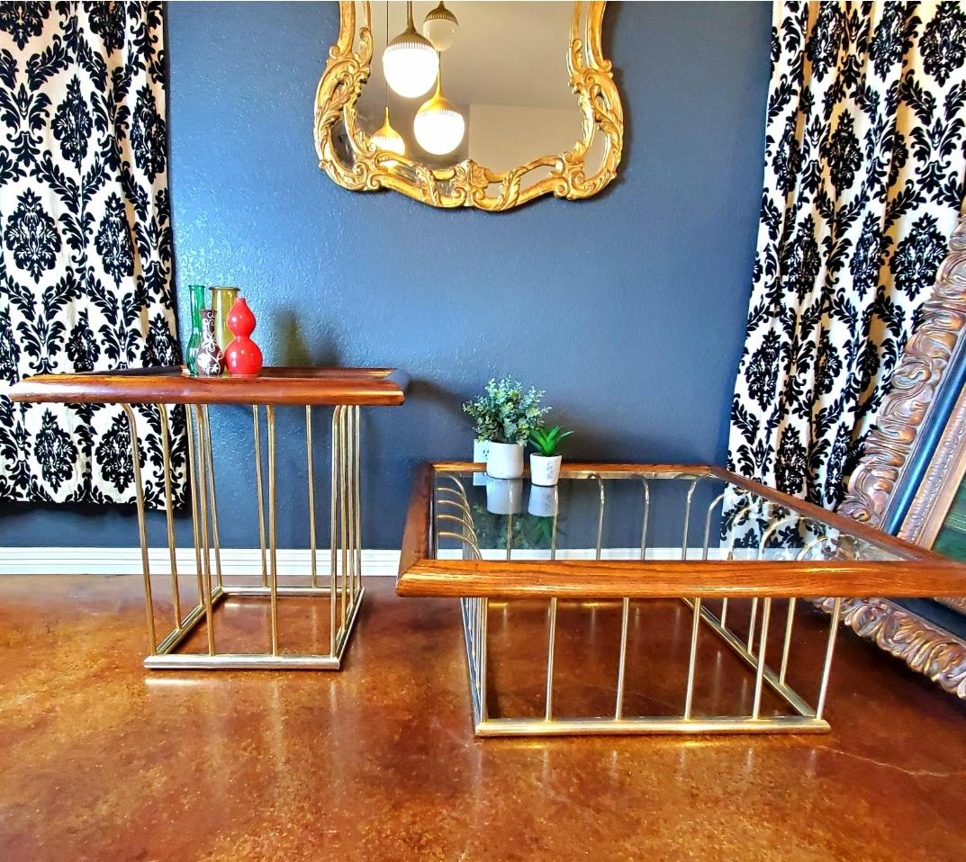 Mid-Century Modern Table d'appoint en or, verre et bois de style Milo Baughman des années 1970 en vente
