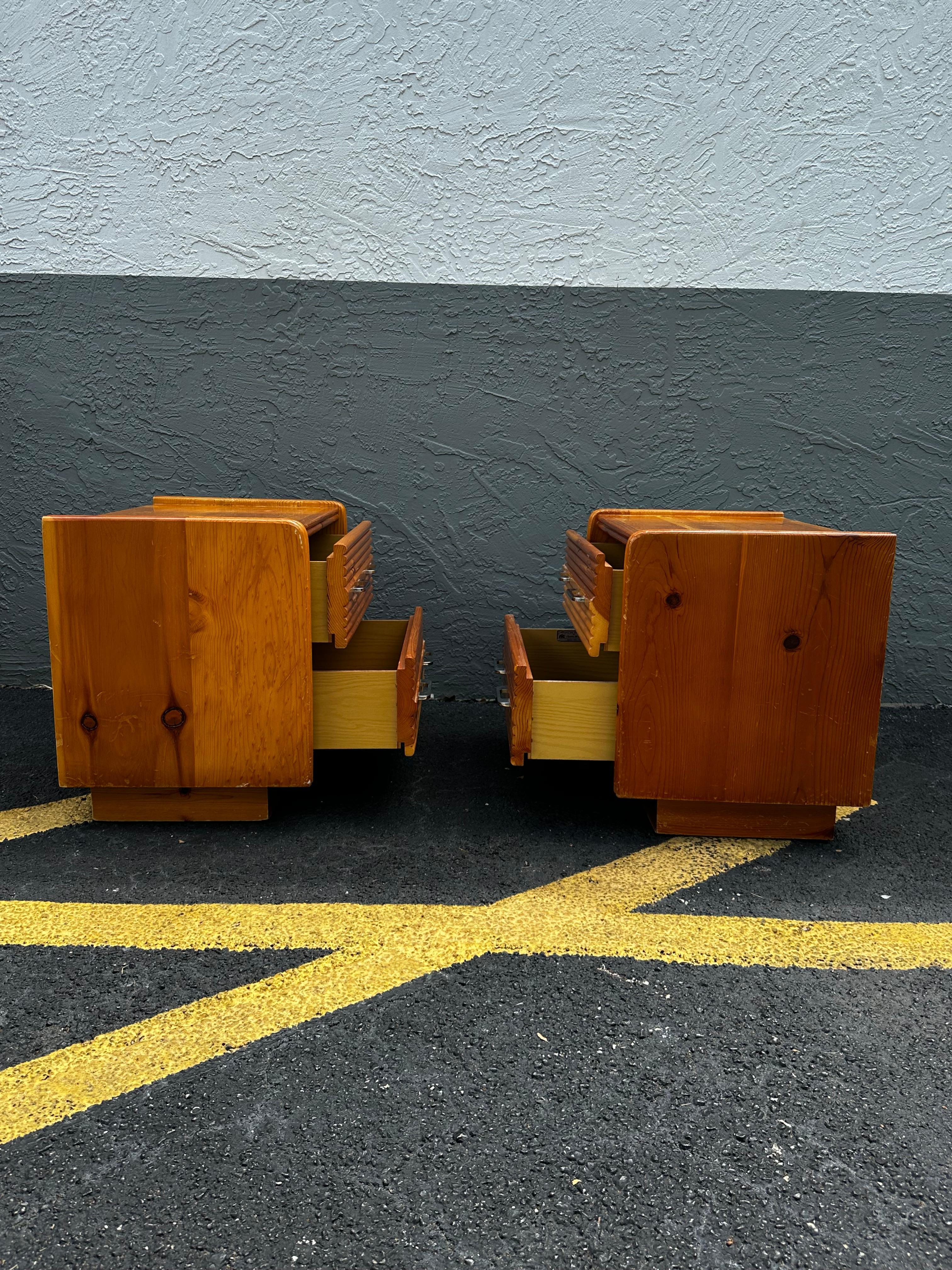 Mesillas de noche de madera cromada estilo Milo Baughman de los años 70, set de 2 en venta 4