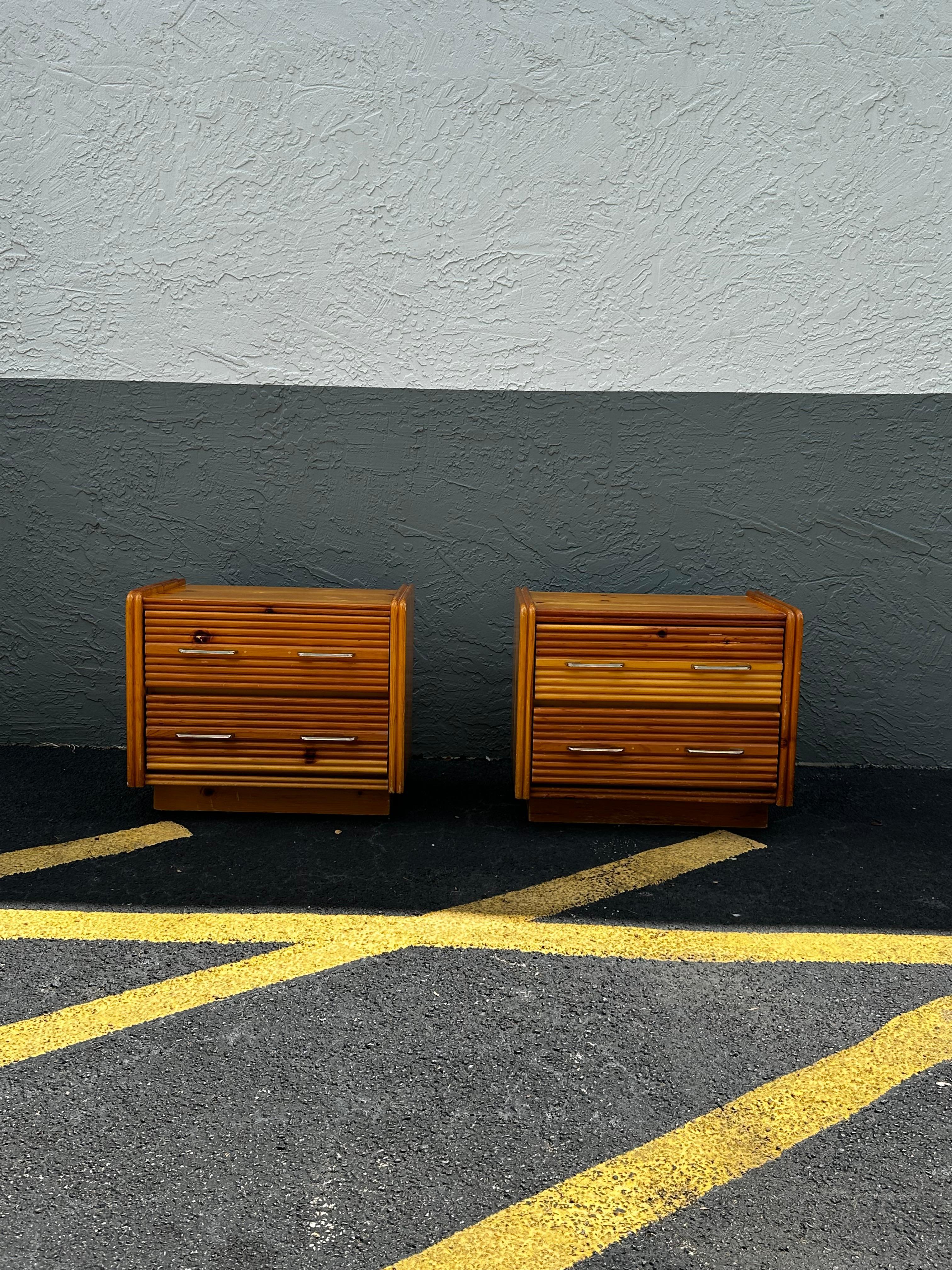 En esta ocasión te ofrecemos una de las sillas y otomana org�ánicas de estilo McGuire más impresionantes y raras que puedas esperar encontrar. El diseño es extraordinario en todas partes. ¡Este precioso conjunto es una pieza única y llena de