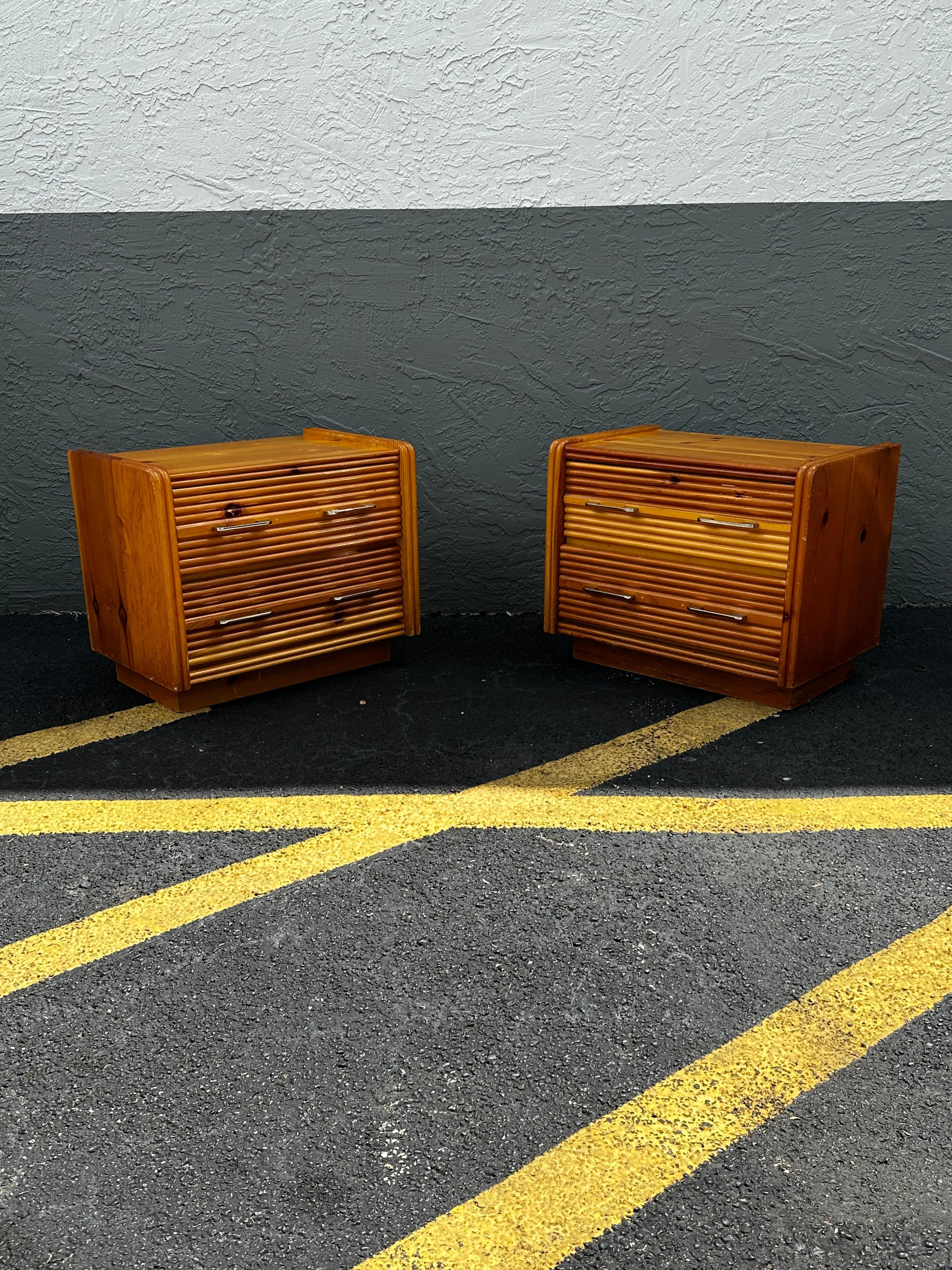 Mesillas de noche de madera cromada estilo Milo Baughman de los años 70, set de 2 Estadounidense en venta