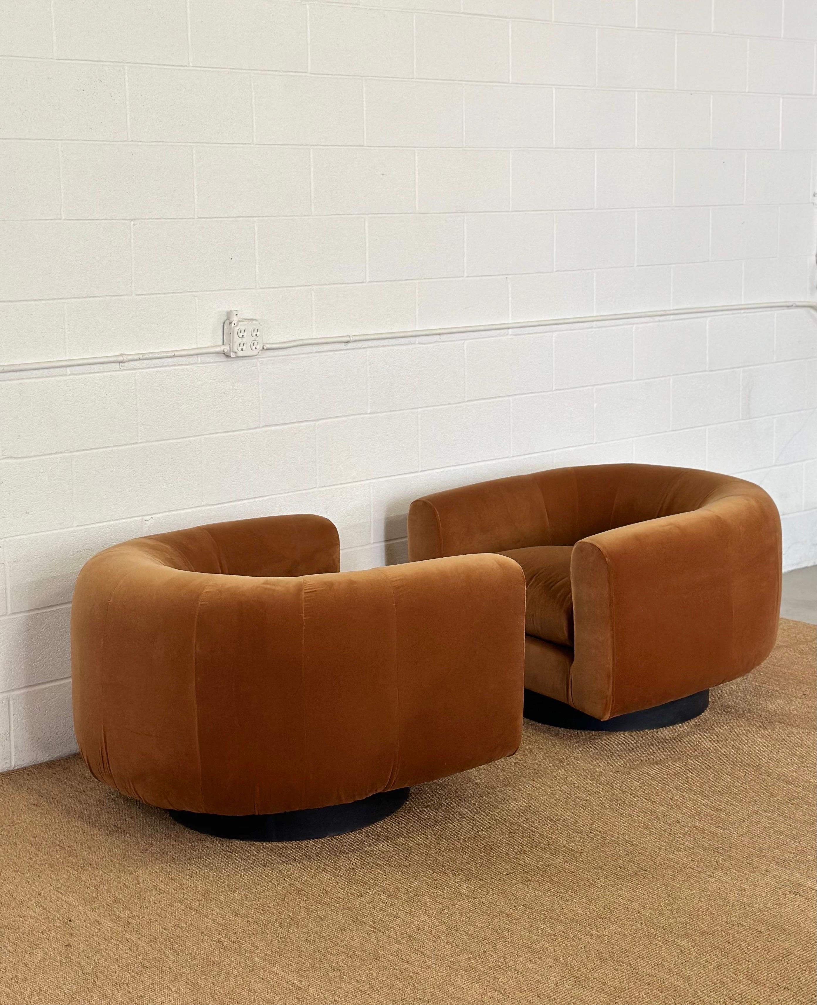 1970er Jahre Milo Baughman Stil neu gepolsterte ockerfarbene drehbare Stühle mit Fassrückenlehne - ein Set im Angebot 3