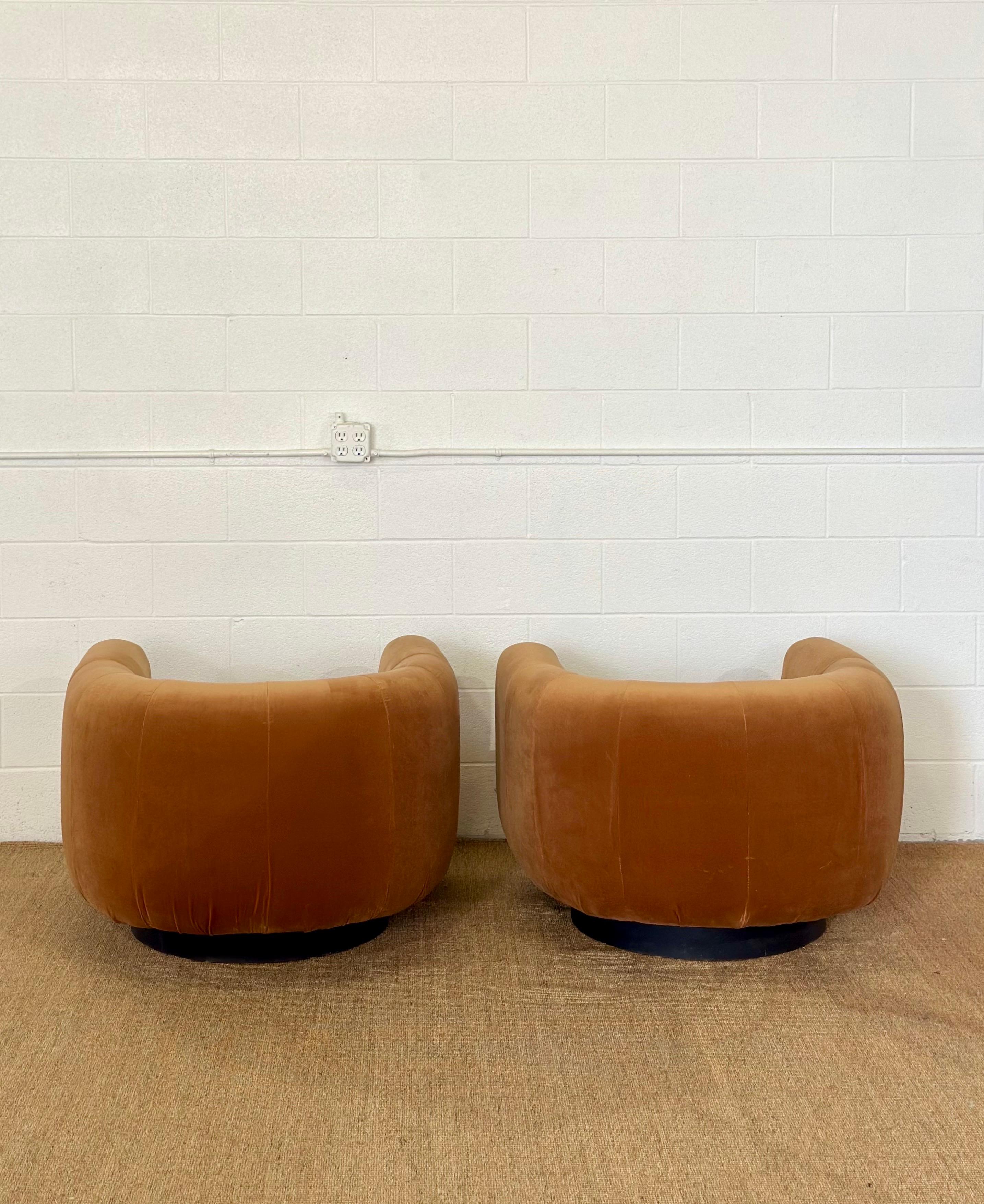 1970er Jahre Milo Baughman Stil neu gepolsterte ockerfarbene drehbare Stühle mit Fassrückenlehne - ein Set (Samt) im Angebot