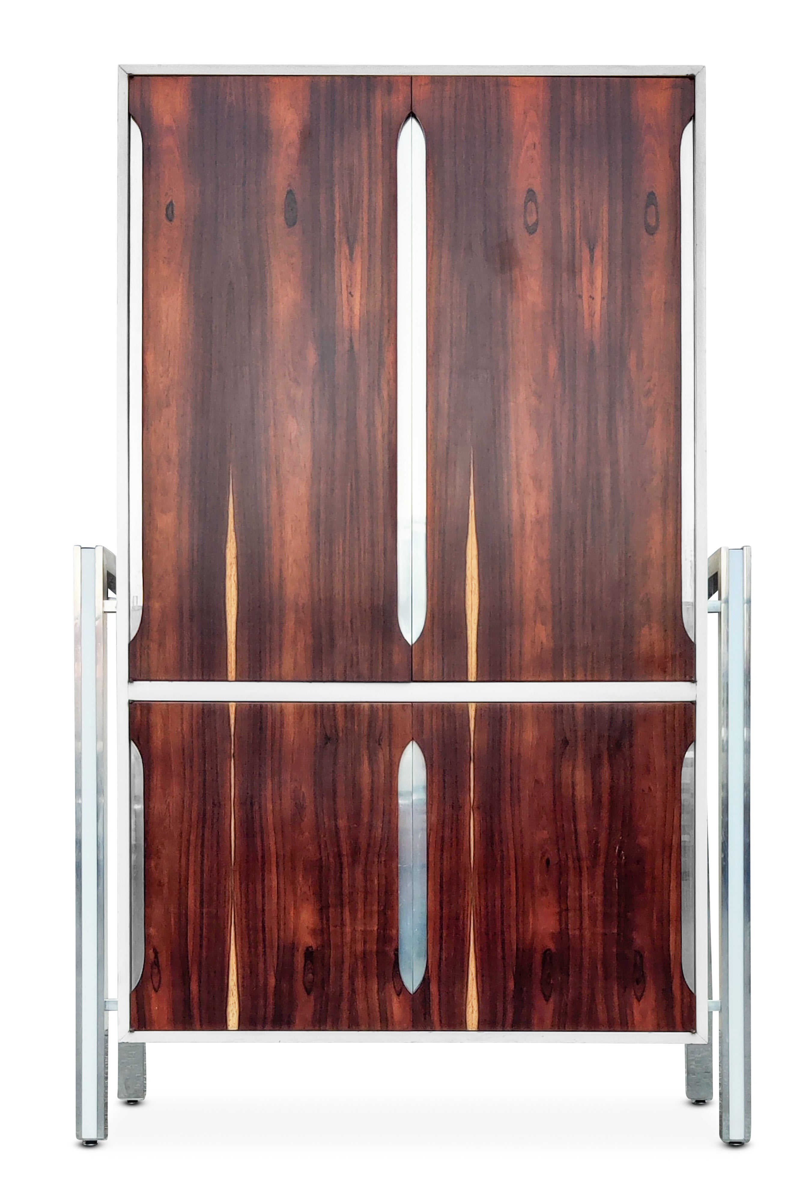 Commode/armoire haute en bois de rose, stratifié et aluminium de style Milo Baughman des années 1970 en vente