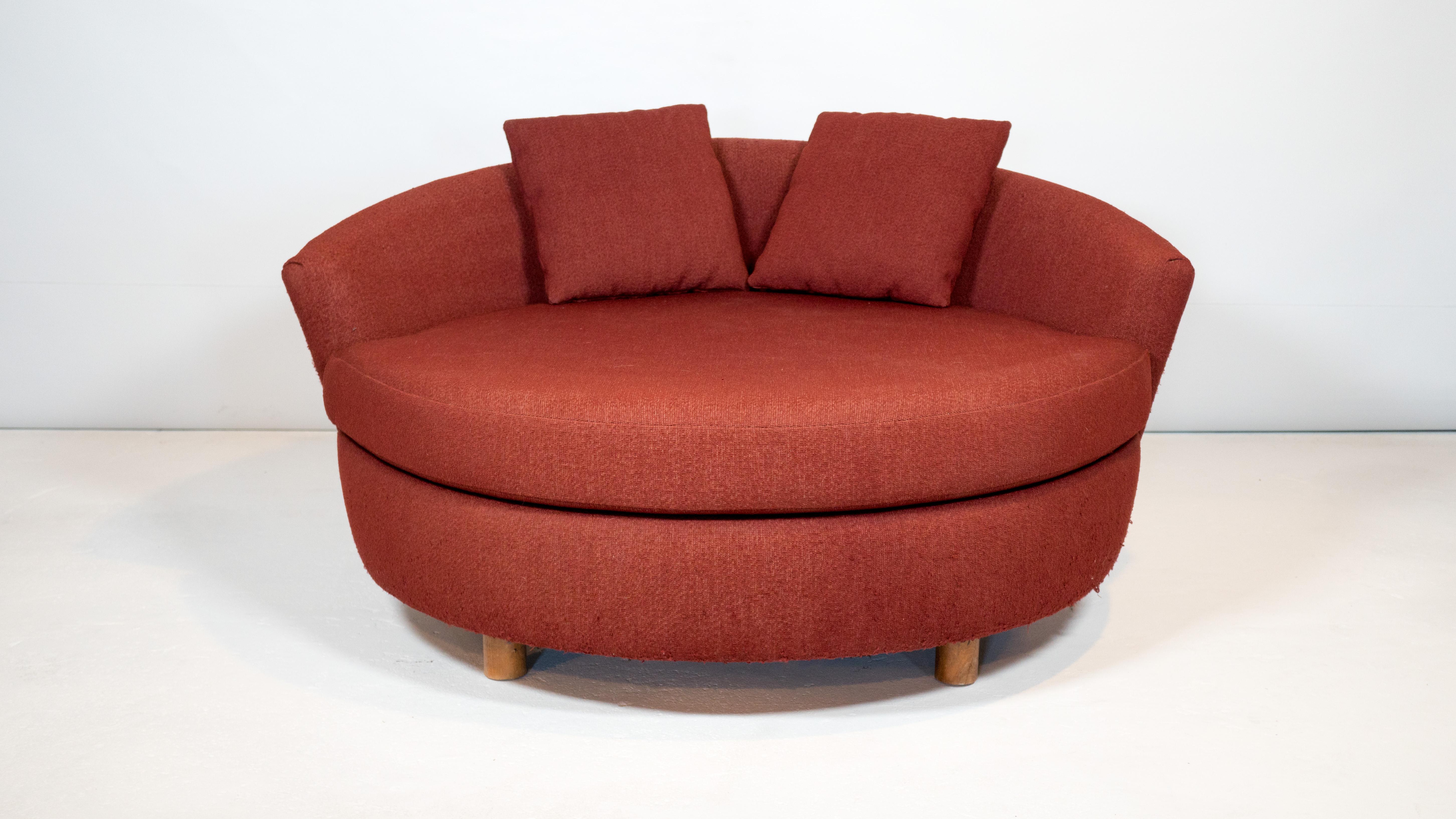 Lovely vintage round satellite lounge chair in the style of Milo Baughman, circa 1970s. Petite sizing, low profile design. Back rest extends into an armrest which covers 180º of the seat. Supported by four wooden legs, offering a floating