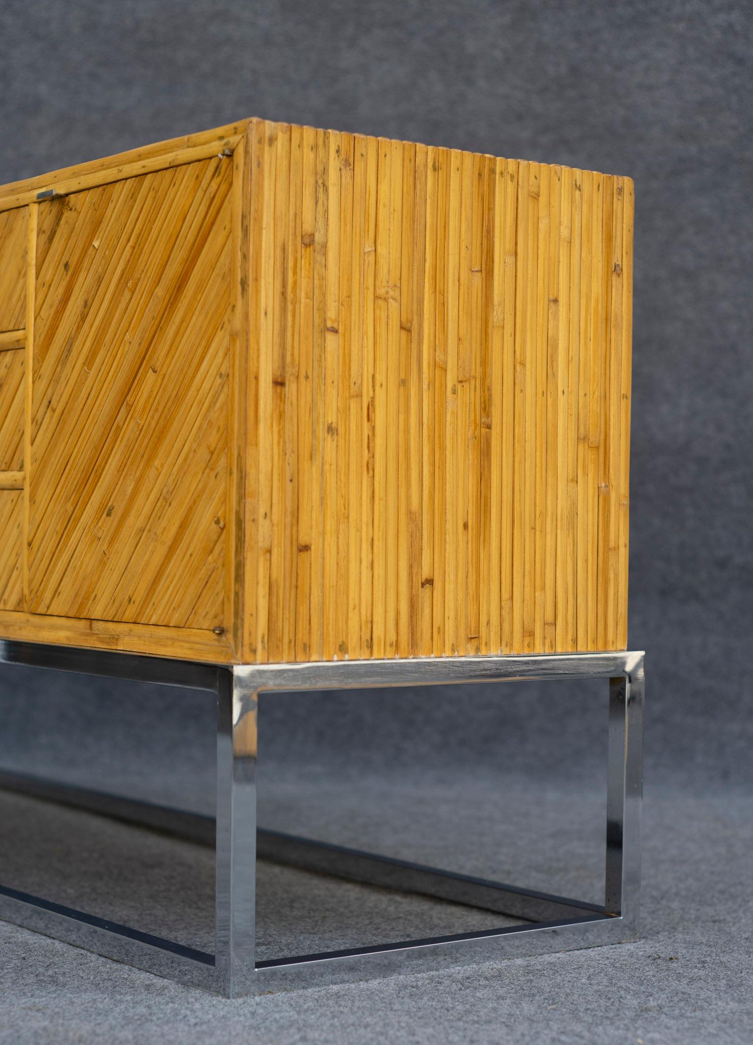 Credenza o mobile di Milo Baughman degli anni '70 in stile Split Pencil Reed in bambù e cromato in vendita 5