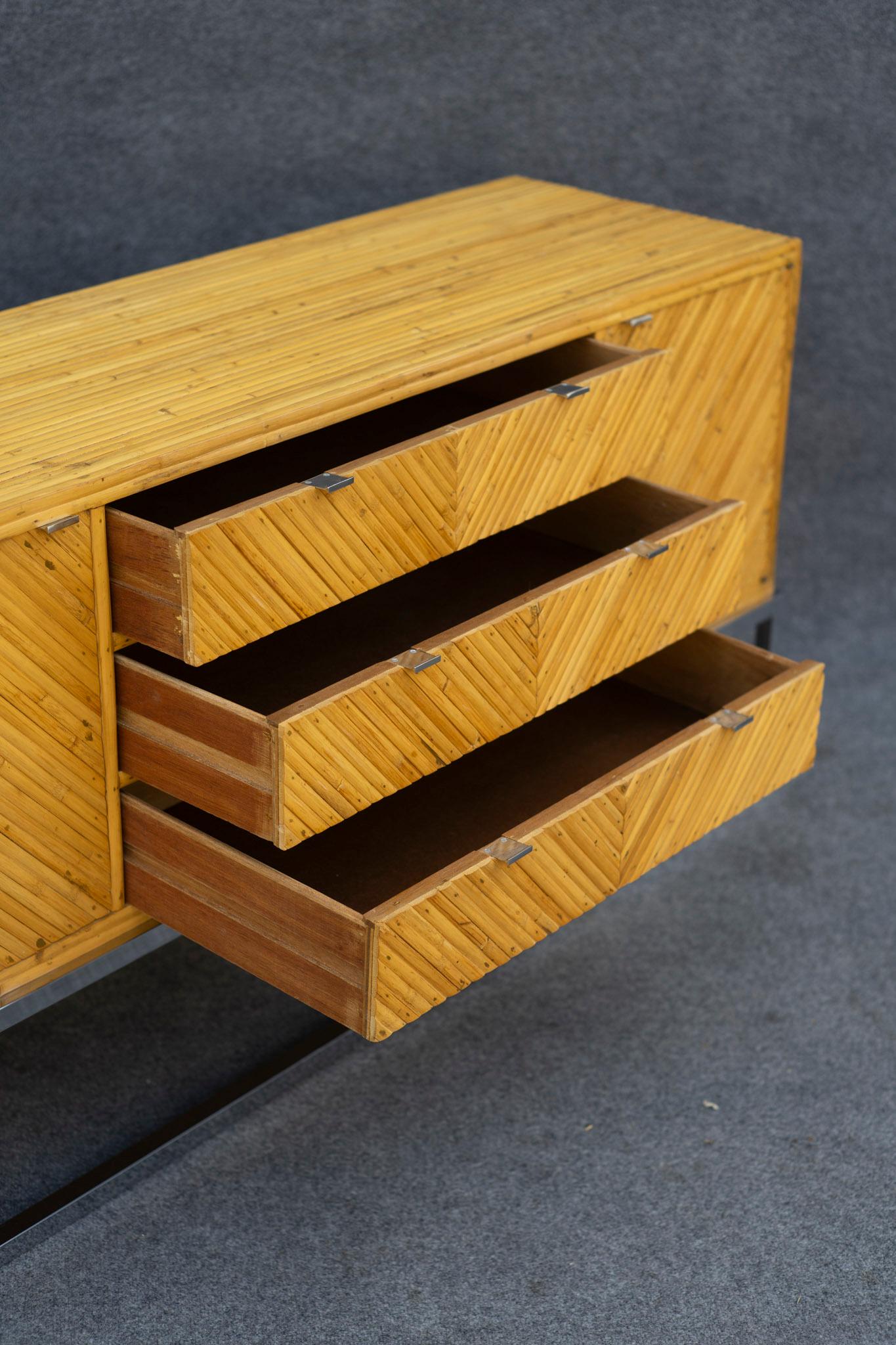 Credenza o mobile di Milo Baughman degli anni '70 in stile Split Pencil Reed in bambù e cromato in vendita 6