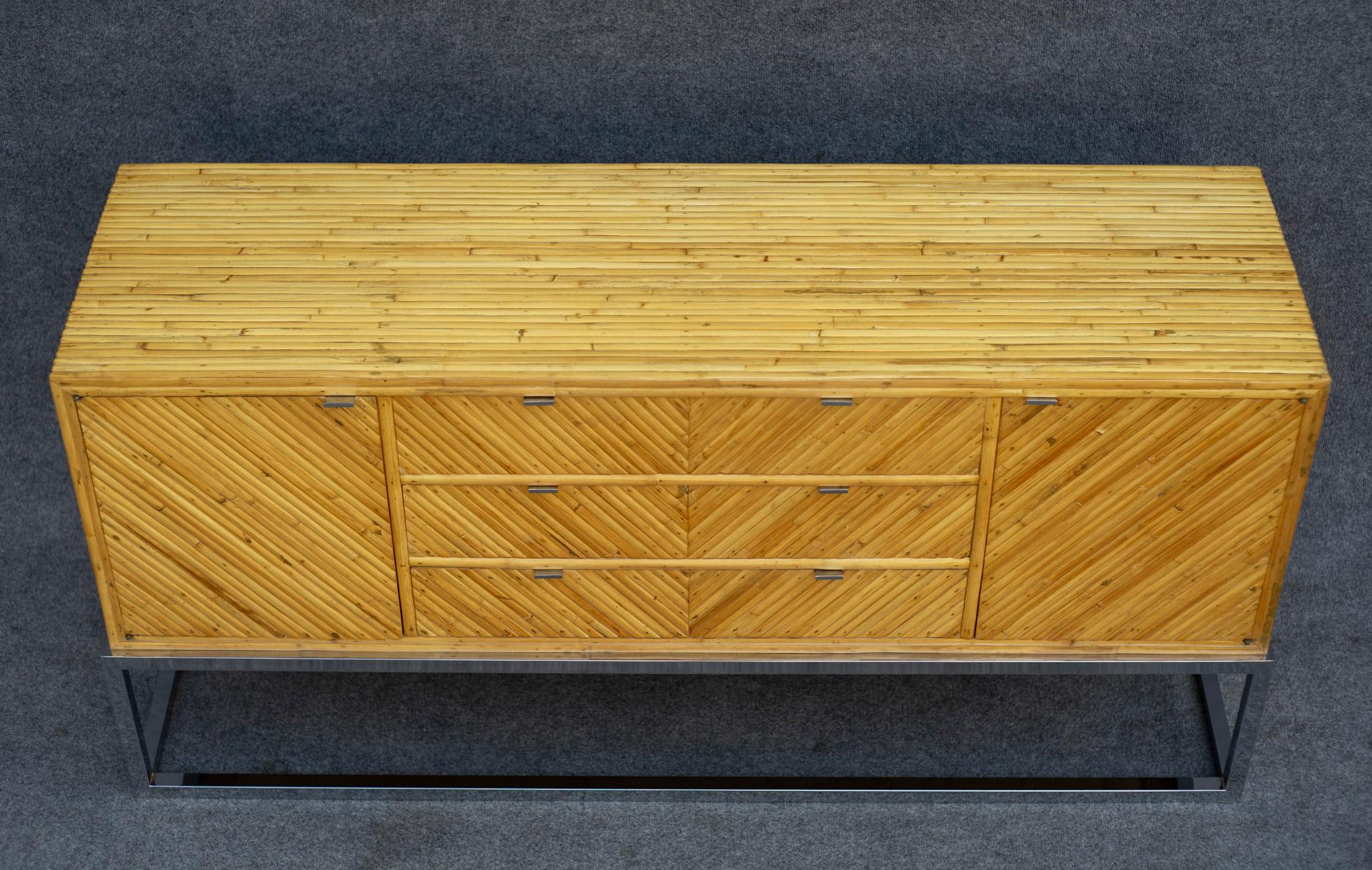 Americano Credenza o mobile di Milo Baughman degli anni '70 in stile Split Pencil Reed in bambù e cromato in vendita