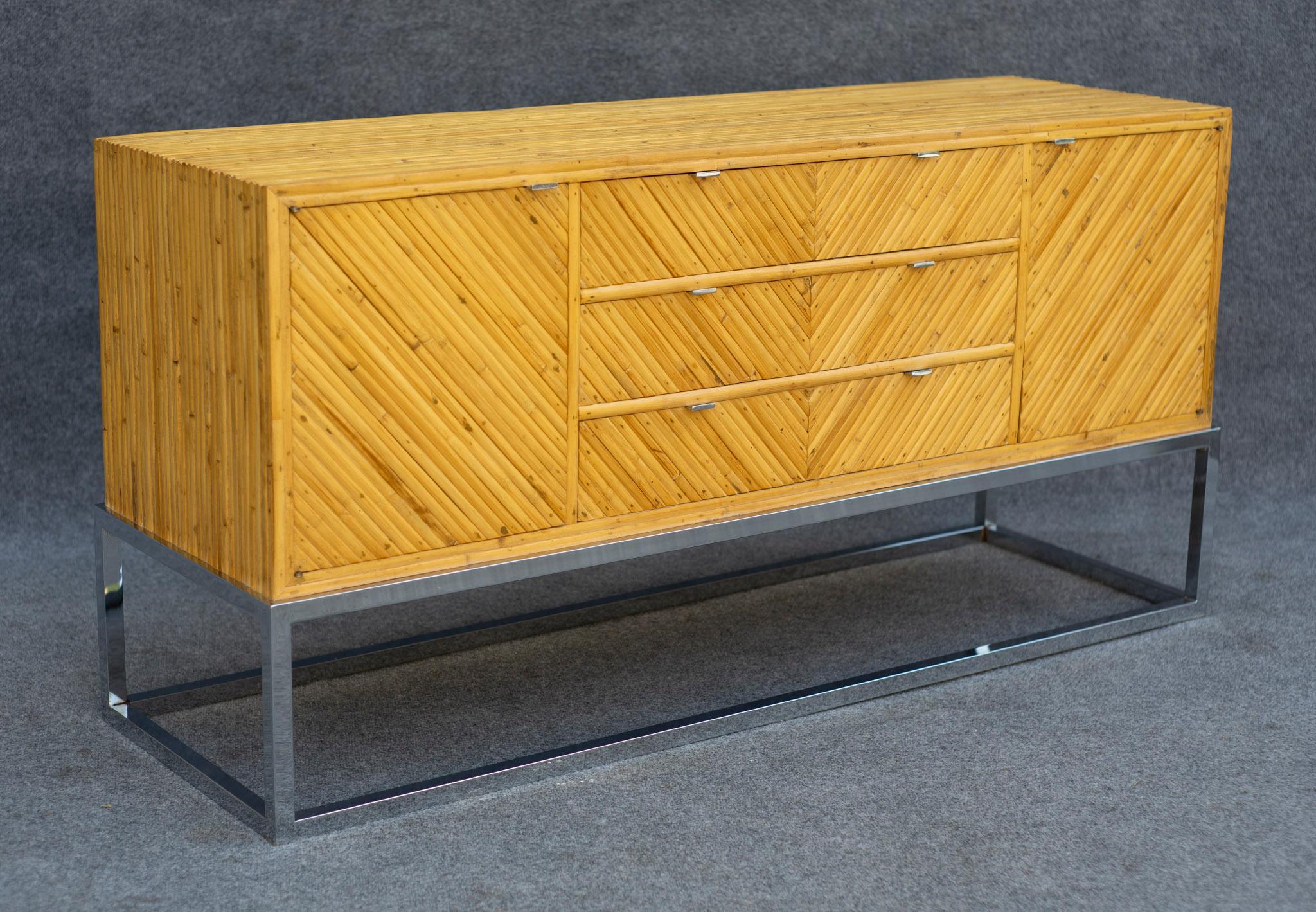 Credenza o mobile di Milo Baughman degli anni '70 in stile Split Pencil Reed in bambù e cromato In condizioni buone in vendita a Philadelphia, PA