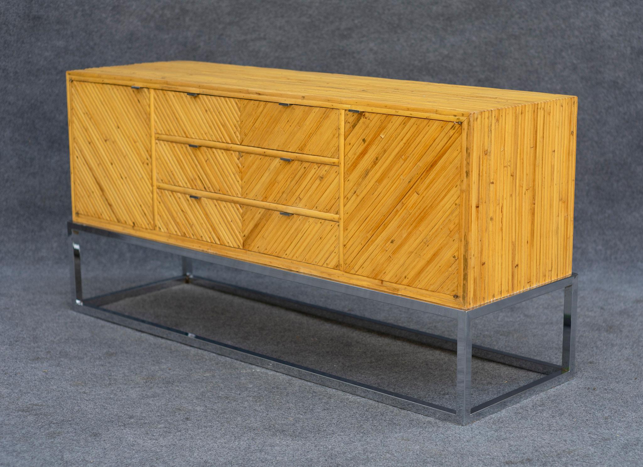 Fine XX secolo Credenza o mobile di Milo Baughman degli anni '70 in stile Split Pencil Reed in bambù e cromato in vendita