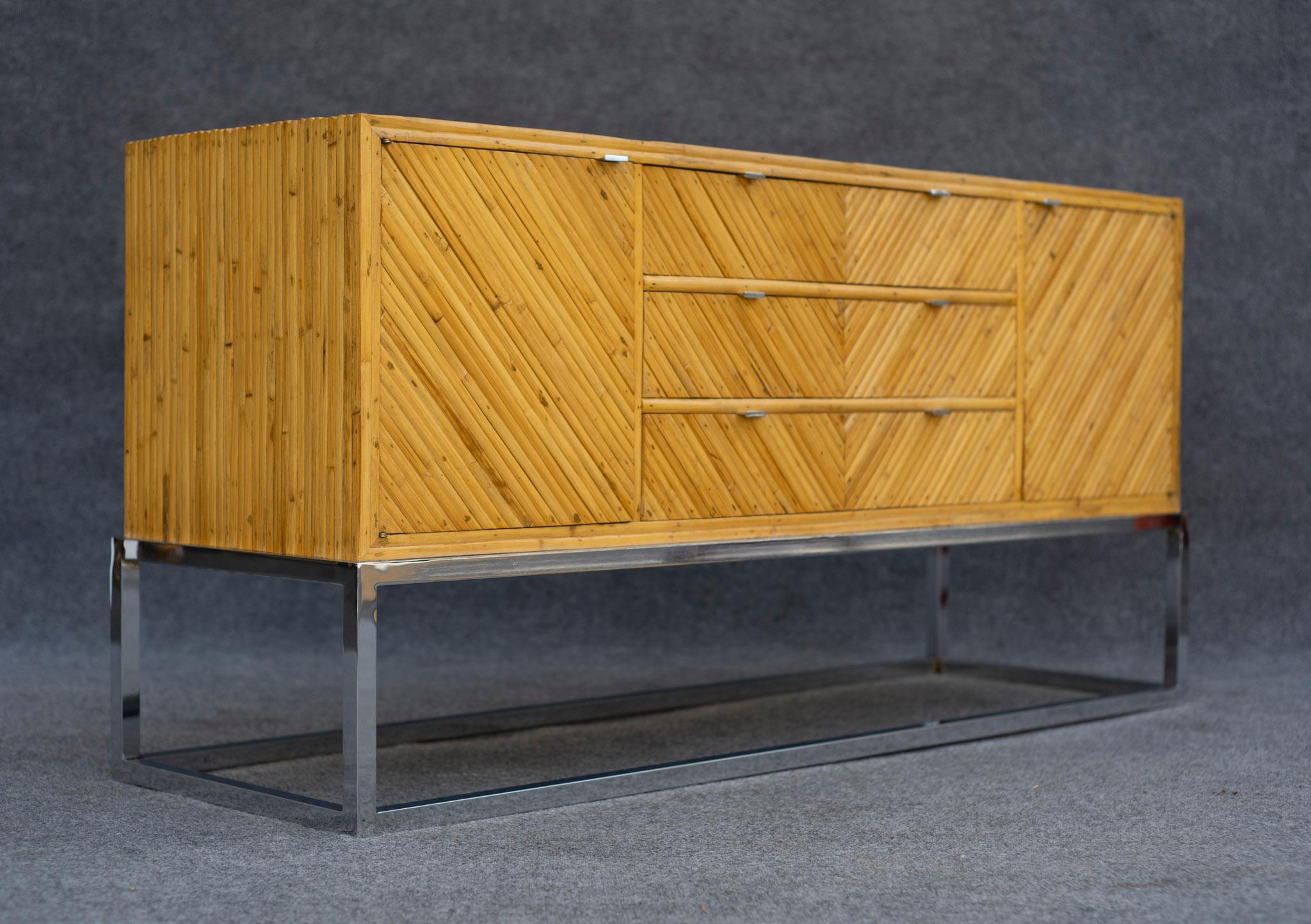 Acciaio Credenza o mobile di Milo Baughman degli anni '70 in stile Split Pencil Reed in bambù e cromato in vendita