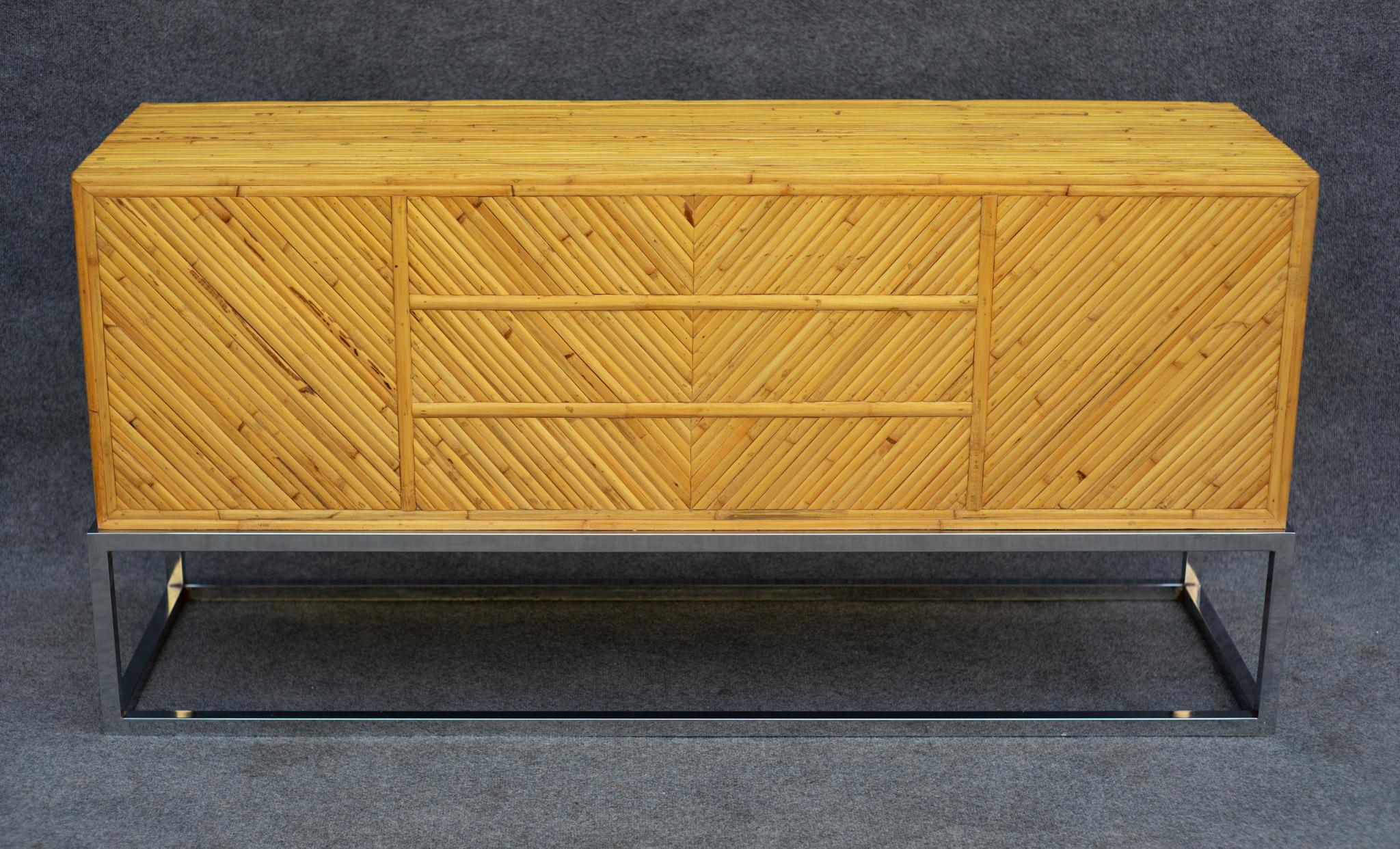 Credenza o mobile di Milo Baughman degli anni '70 in stile Split Pencil Reed in bambù e cromato in vendita 2