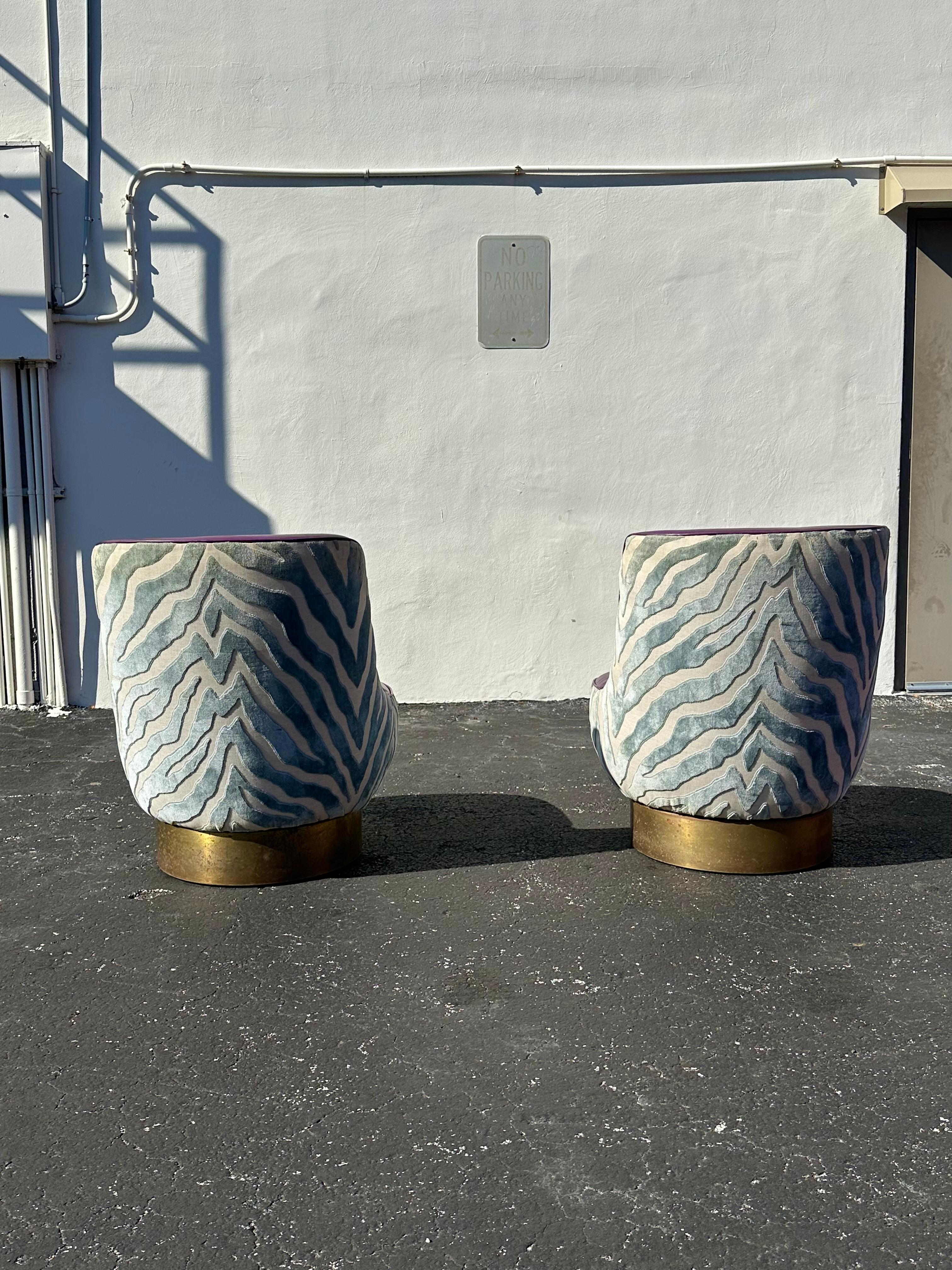 Milo Baughman Teal Zebra Samt 1970er Jahre  Lila Leder-Drehstühle, 2er-Set (Messing) im Angebot