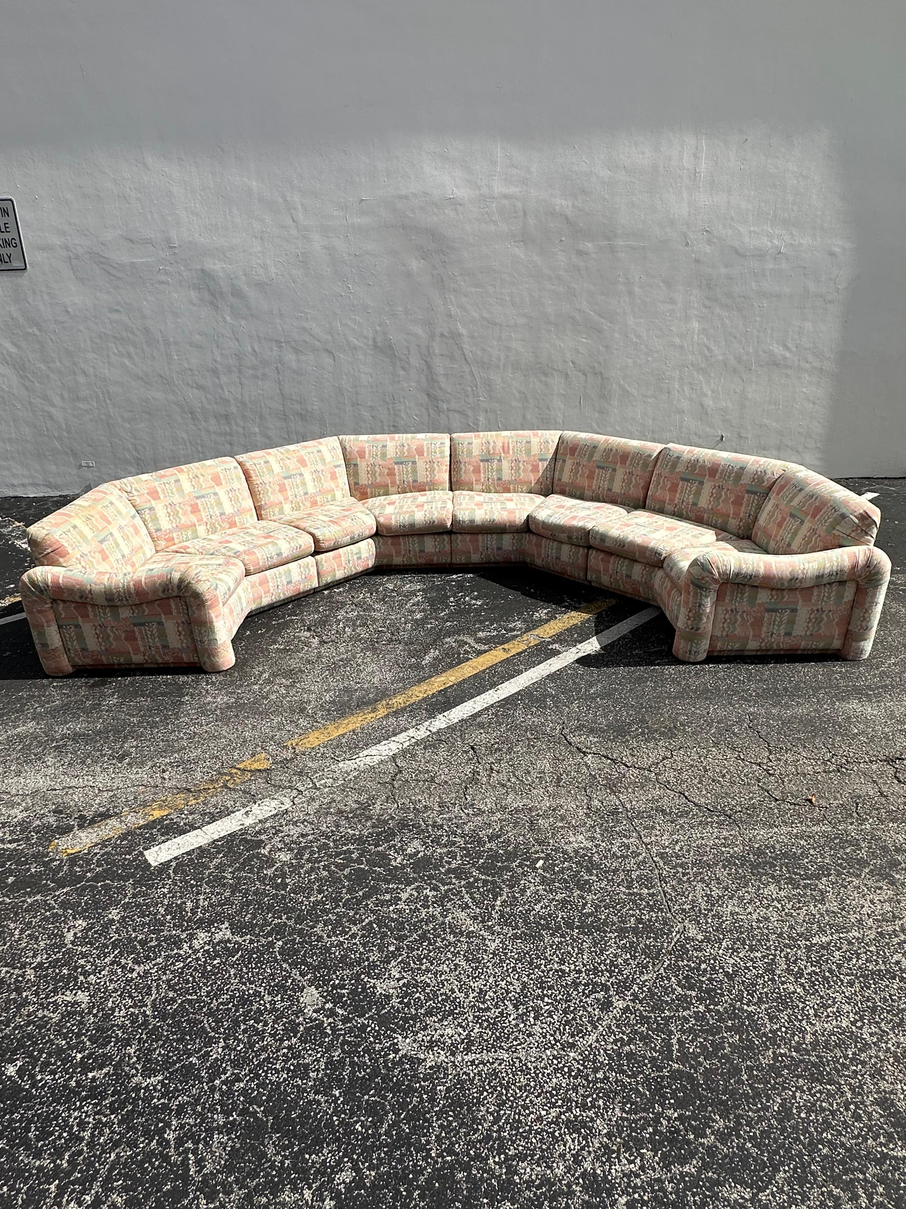 Nous vous proposons ici l'un des plus beaux sectionnels que vous puissiez espérer trouver. Le design est remarquable partout. Le magnifique sectionnel est une pièce d'apparat qui est aussi extrêmement confortable et pleine de personnalité ! Il