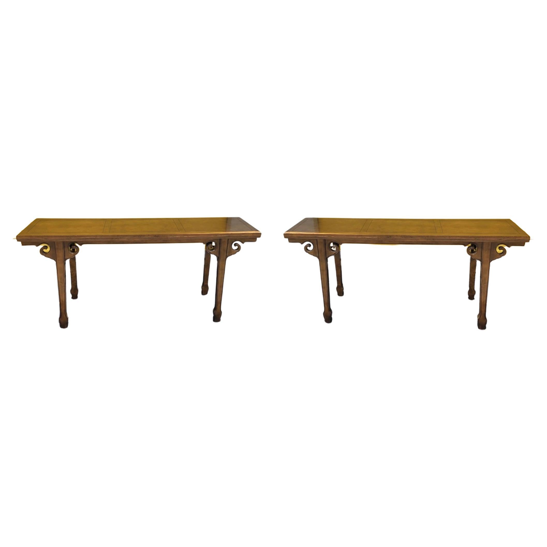 Il s'agit d'une paire de tables de console à abattant des années 1970 avec un style Ming par Drexel Heritage. Ils s'ouvrent et se glissent dans de superbes surfaces de service ! Forme, fonction et plaisir !