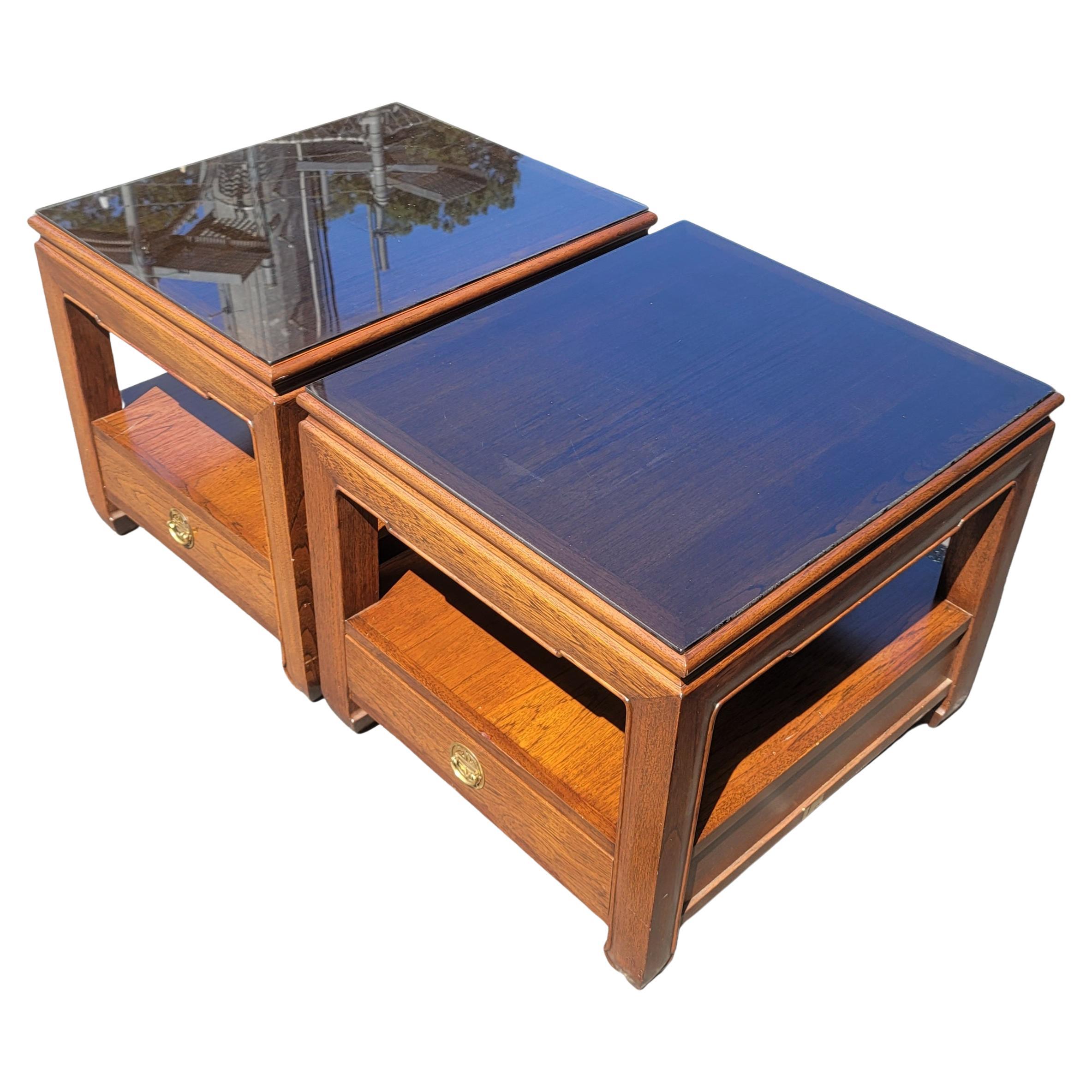 1970er Jahre, Beistelltische im Ming-Stil mit einer Schublade und schützenden Glasplatten, ein Paar im Angebot 1