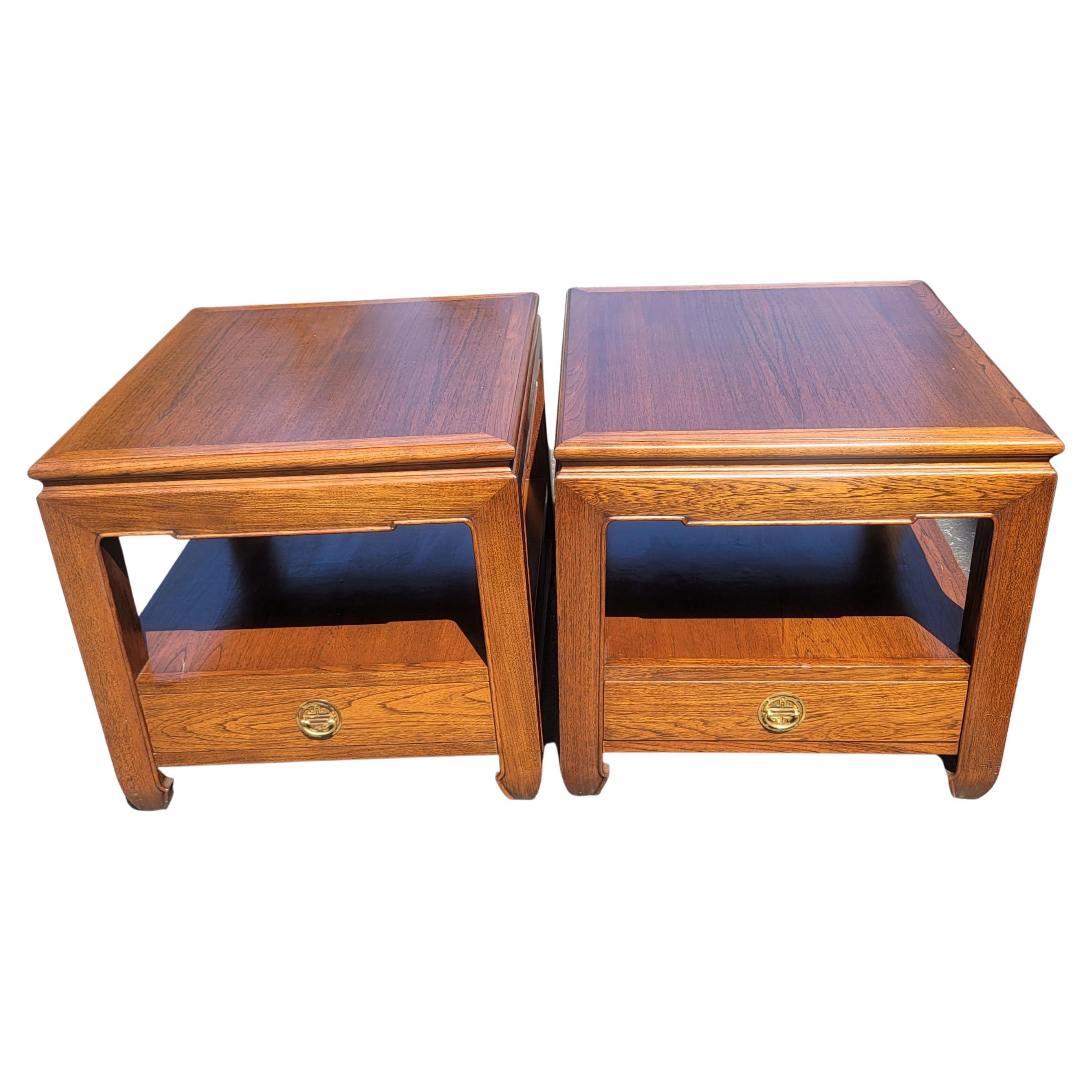 Pareja de mesas auxiliares de un cajón con tapa de cristal protector, estilo Ming, años 70