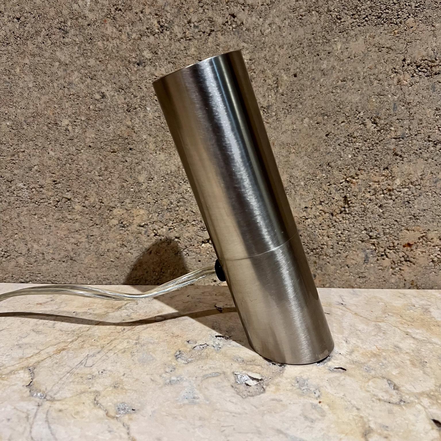 AMBIANIC presents
Modernist Angled Mini Spotlight Table Lamp Cylinder
6.75 h x 2 diameter
Preowned vintage condition
Refer to images for details