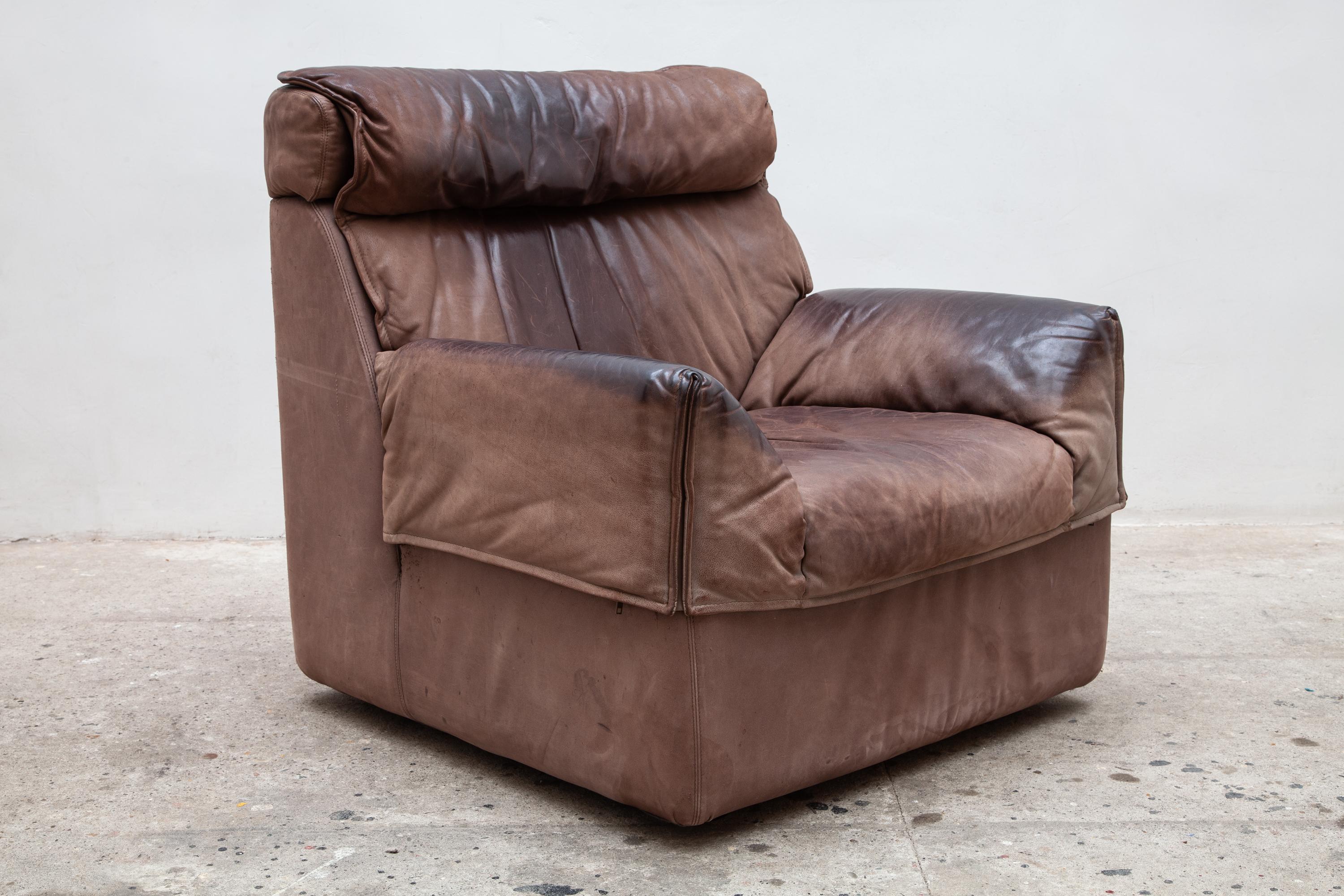 Vintage brown buffalo leather lounge and side chair by COR, Germany.
Smooth brown leather with aged patina. Can be grouped with our COR modular sofa, couch in a separate listing. Ref: LU931813512812.
Very nice patina and comfortable seat.