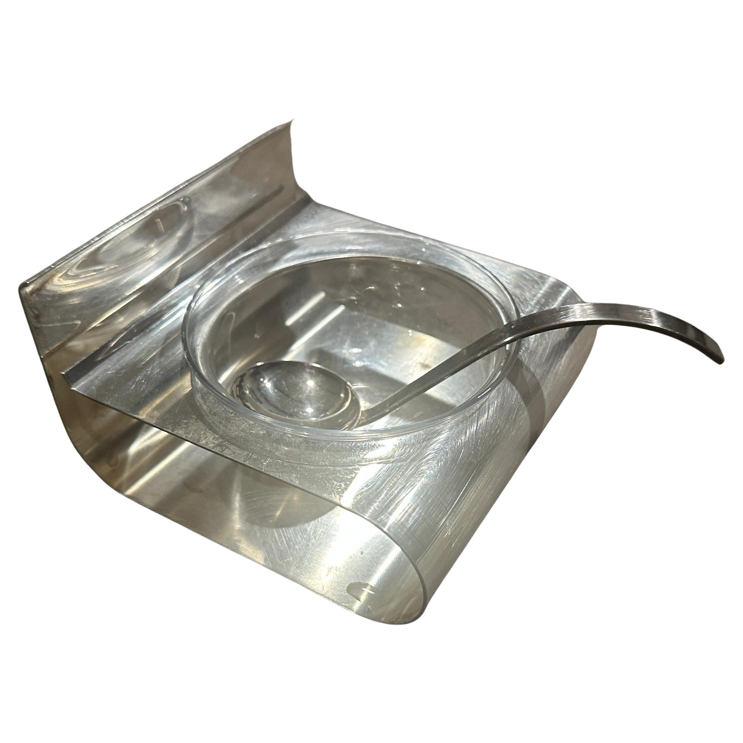 Exquisite 1970s Minimalist Silver-Plated Caviar Serving Bowl by Lino Sabattini
Presenting a remarkable piece of modernist design: a sophisticated silver-plated caviar serving bowl, masterfully created by the renowned Italian designer Lino Sabattini