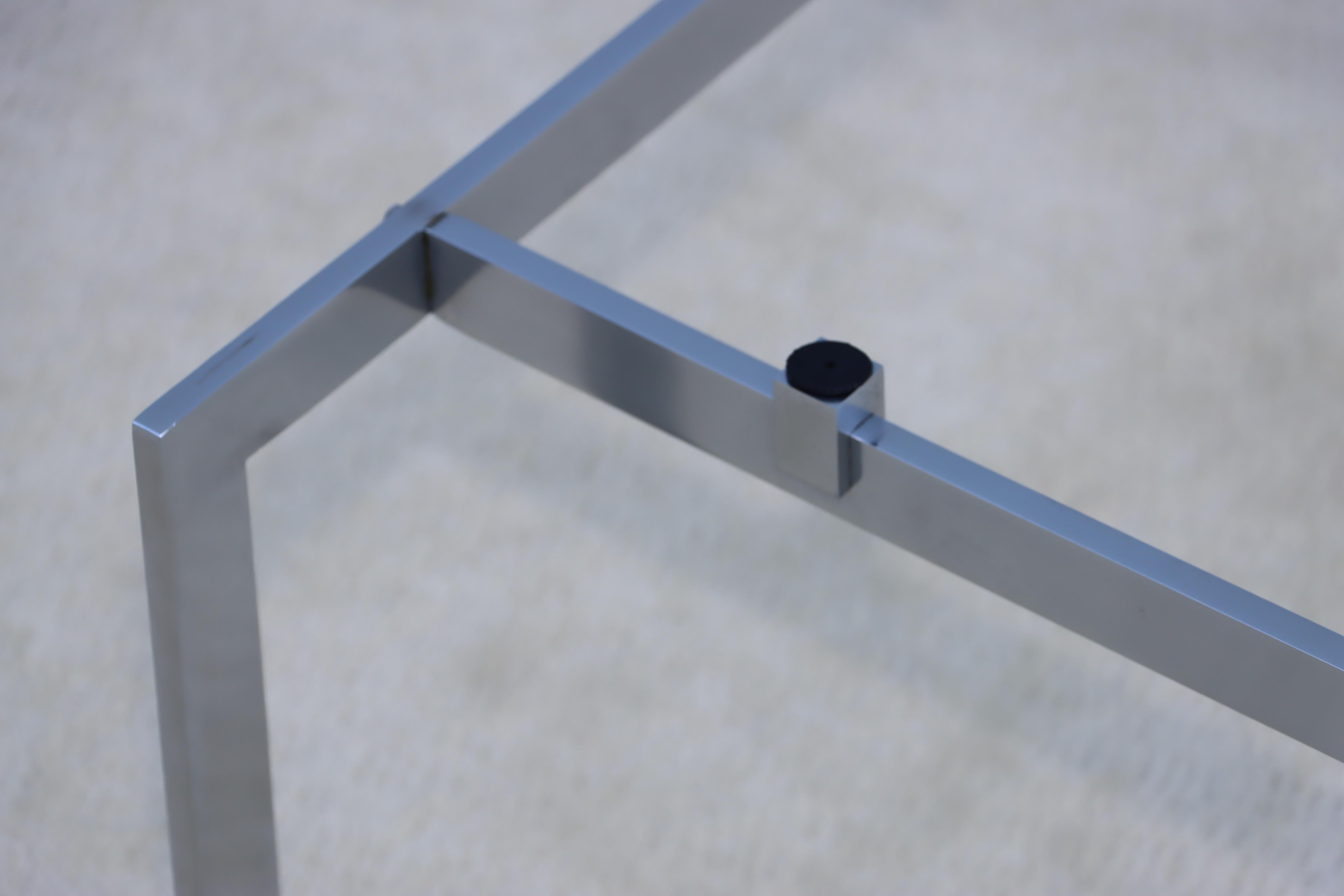 Table basse minimaliste des années 1970 avec plateau en verre flottant en vente 4