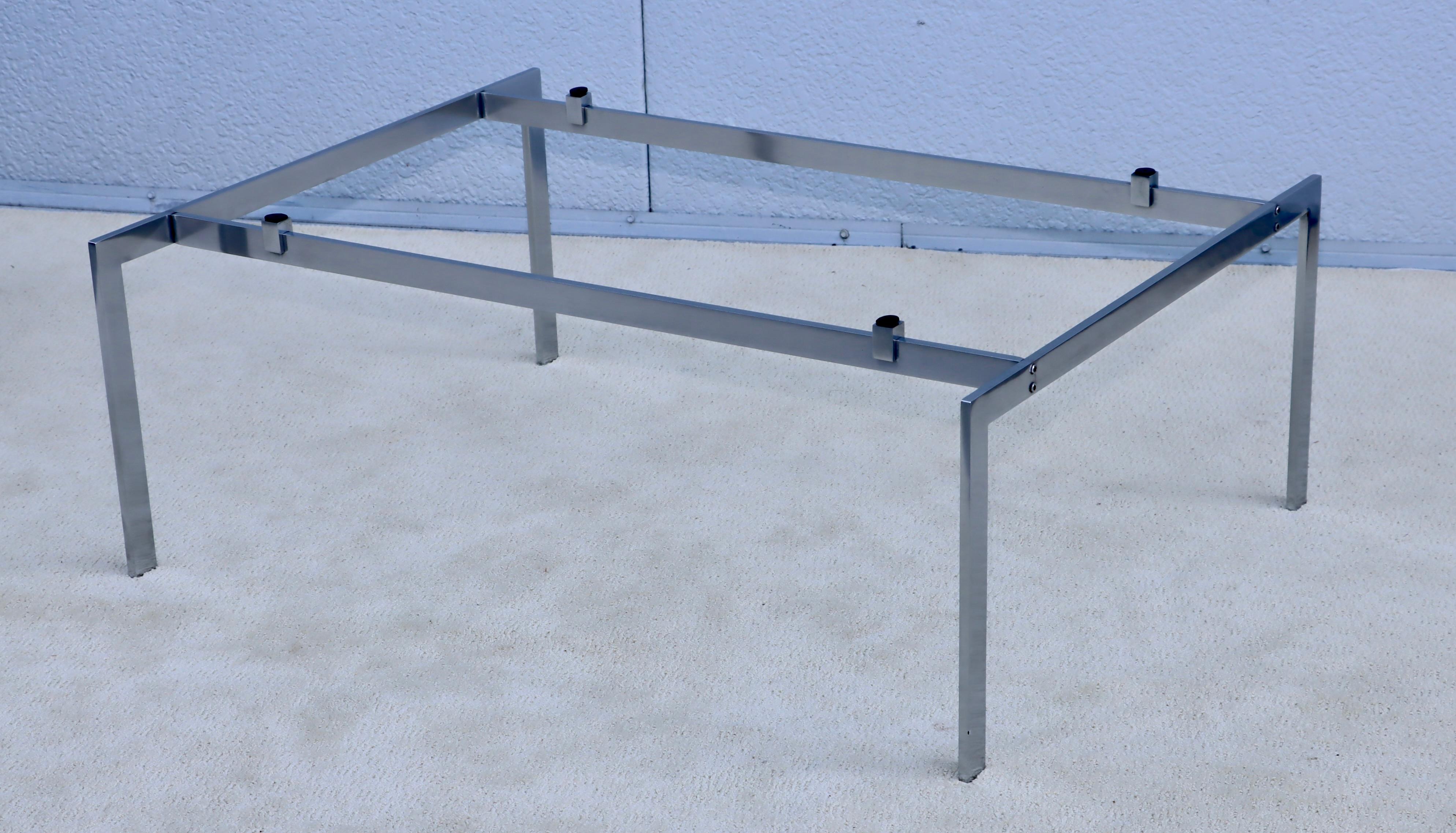 Table basse minimaliste des années 1970 avec plateau en verre flottant en vente 7