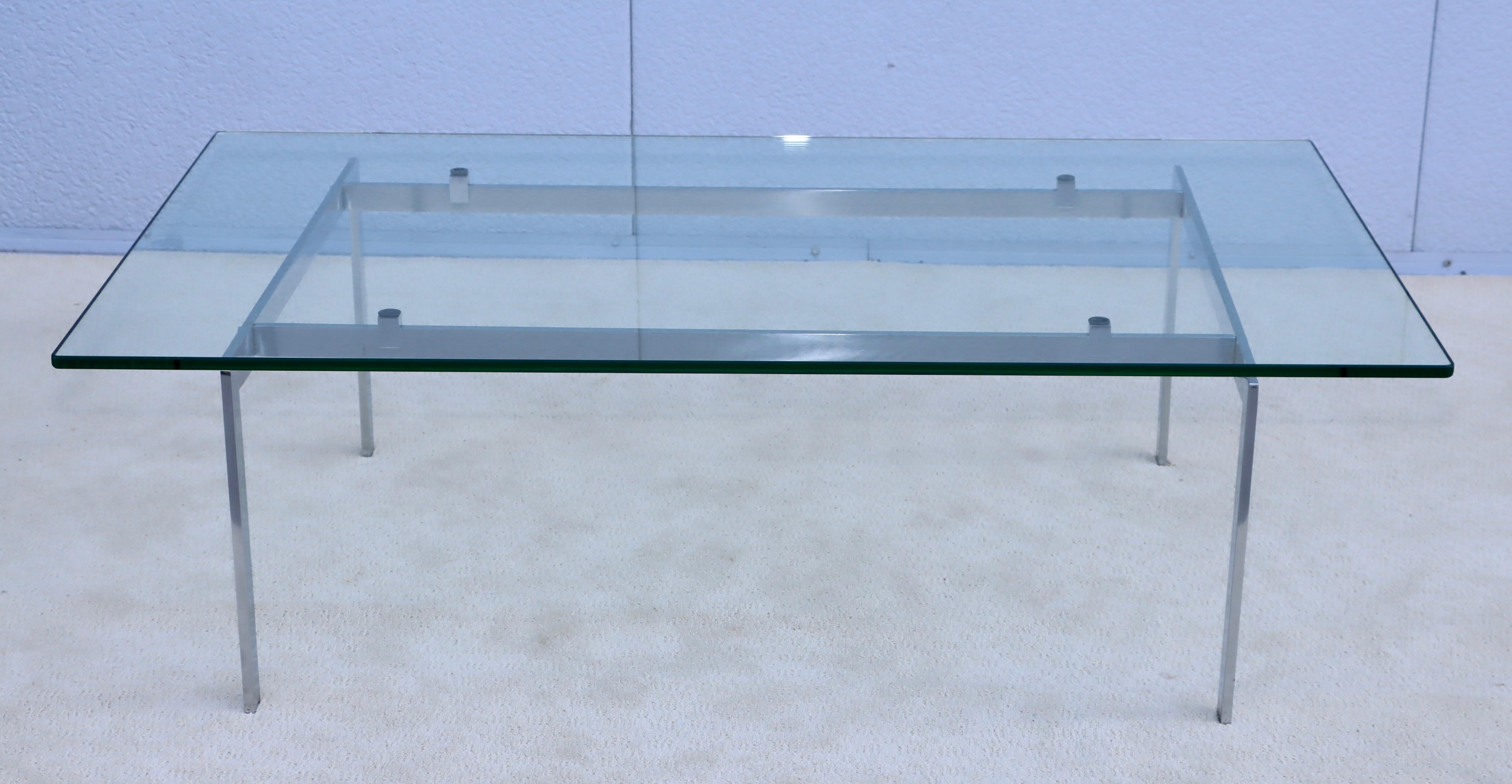 Minimaliste Table basse minimaliste des années 1970 avec plateau en verre flottant en vente
