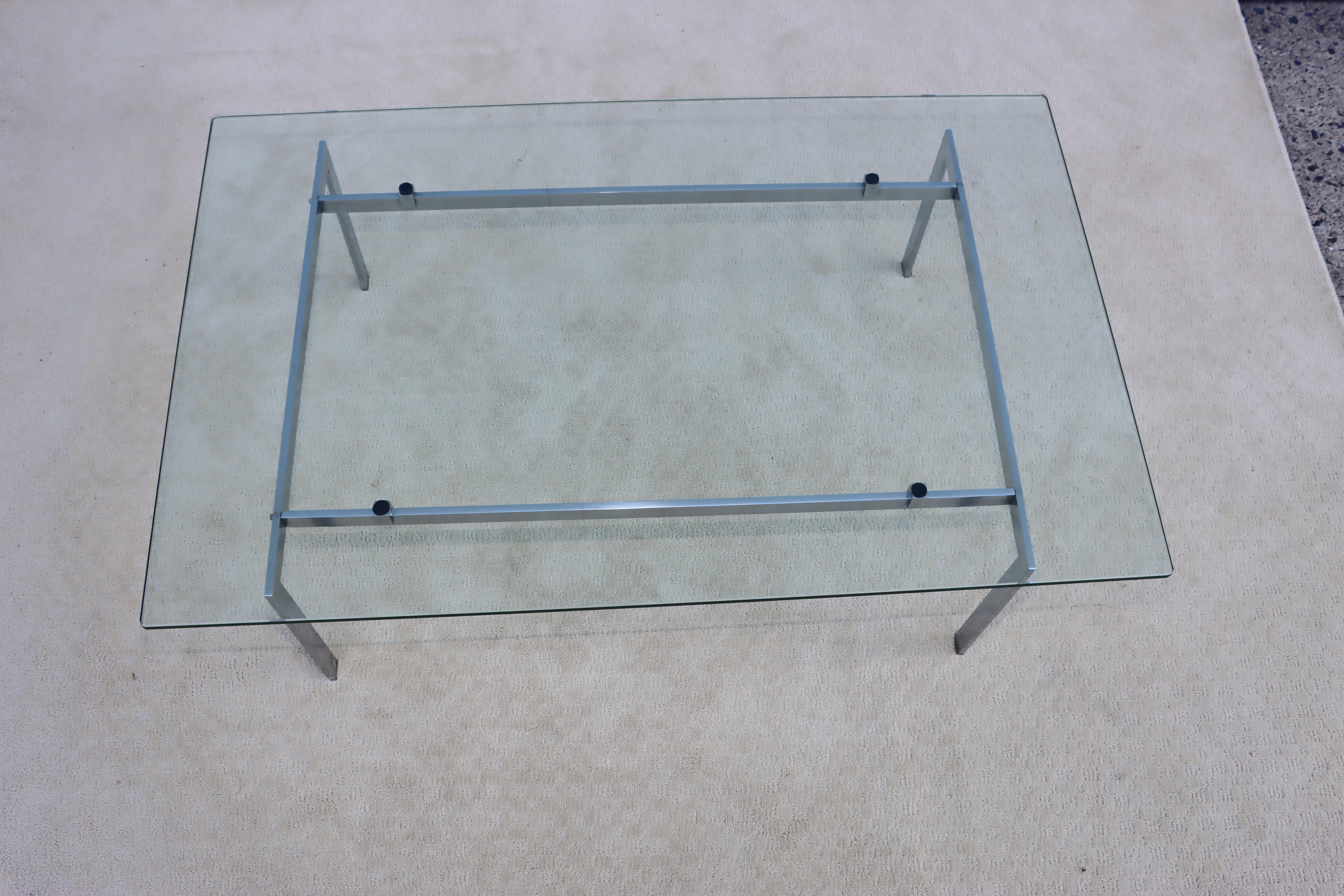 Américain Table basse minimaliste des années 1970 avec plateau en verre flottant en vente
