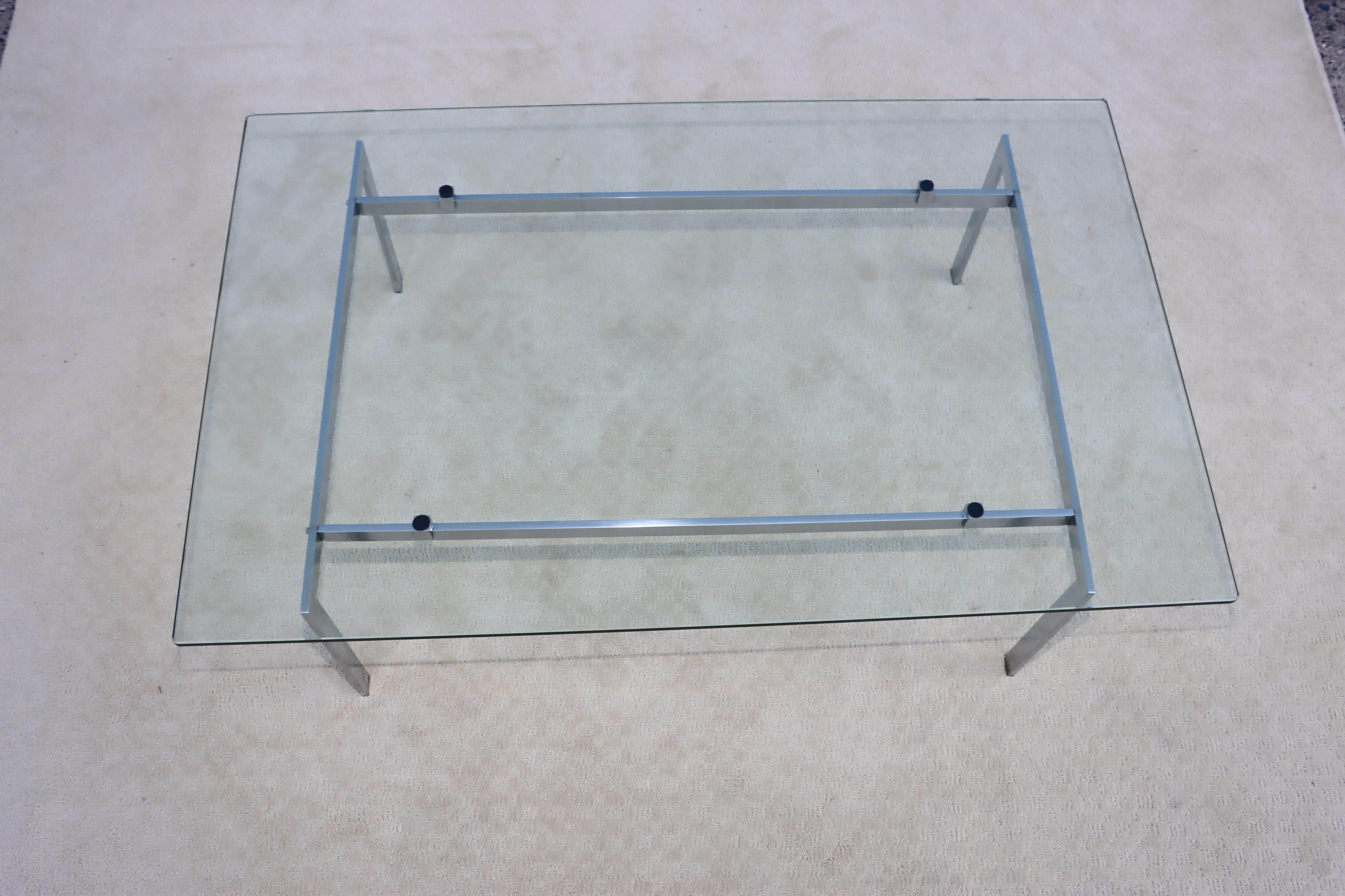 Table basse minimaliste des années 1970 avec plateau en verre flottant Bon état - En vente à New York, NY