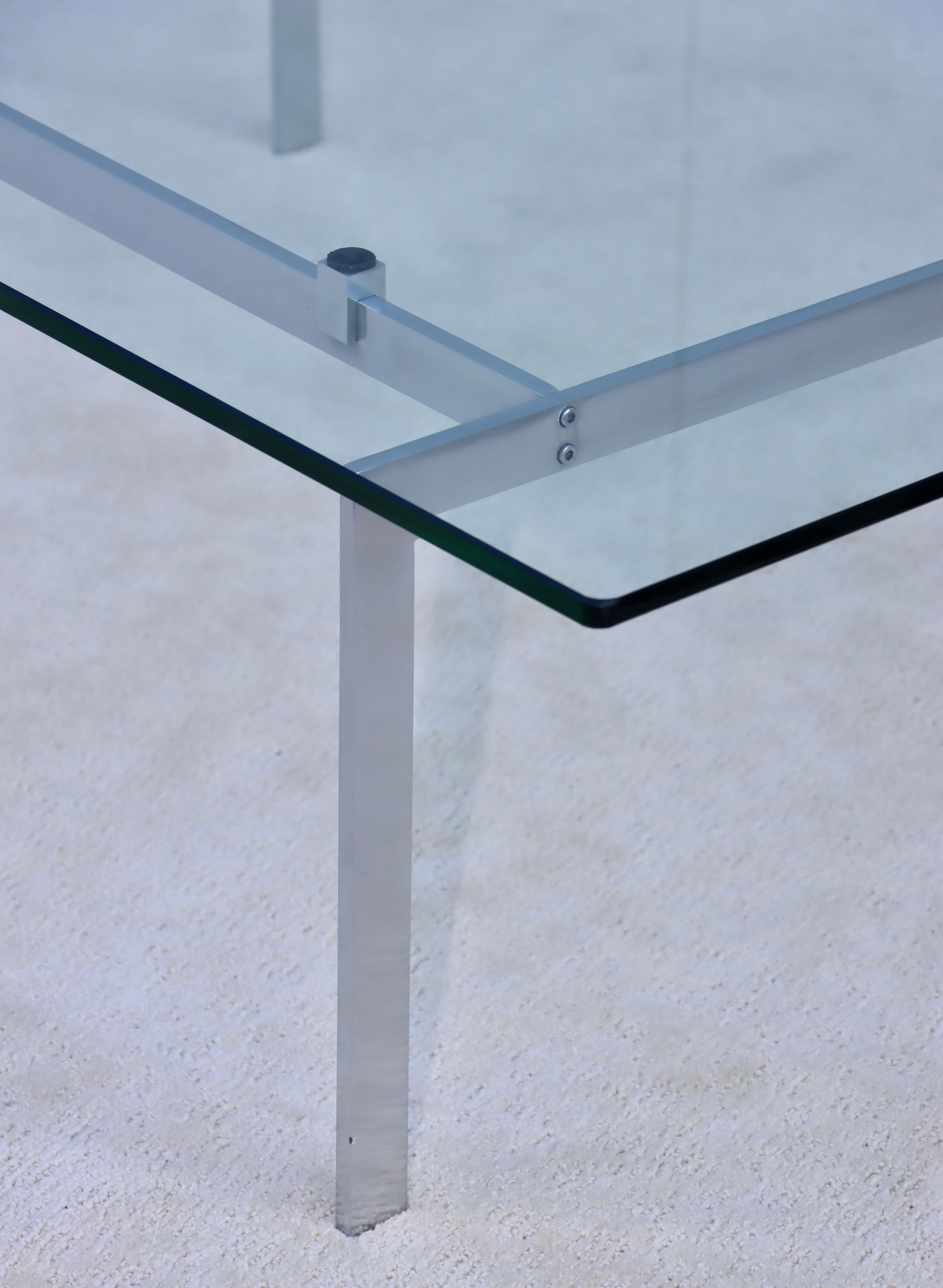 Fin du 20e siècle Table basse minimaliste des années 1970 avec plateau en verre flottant en vente
