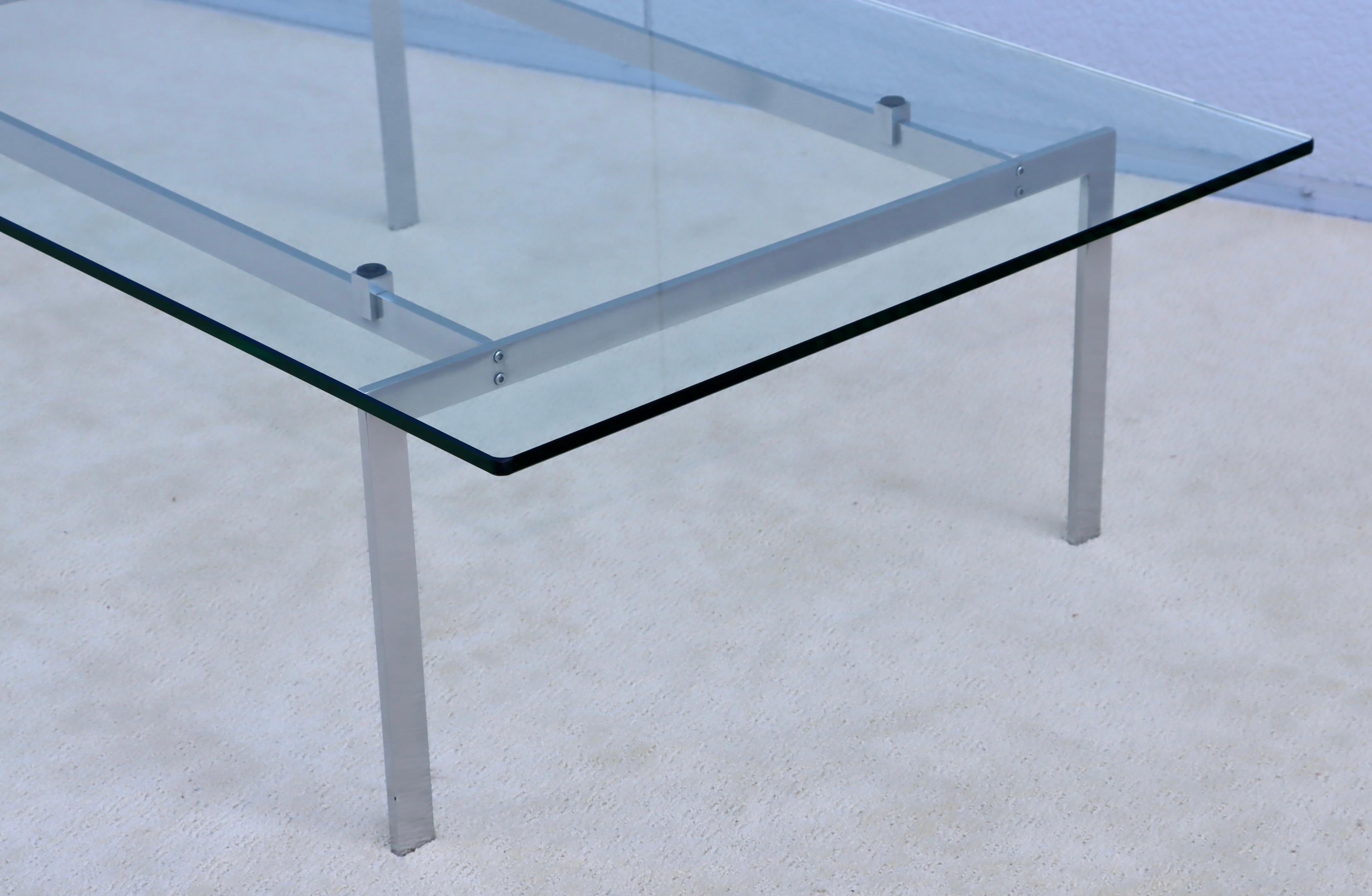 Acier inoxydable Table basse minimaliste des années 1970 avec plateau en verre flottant en vente