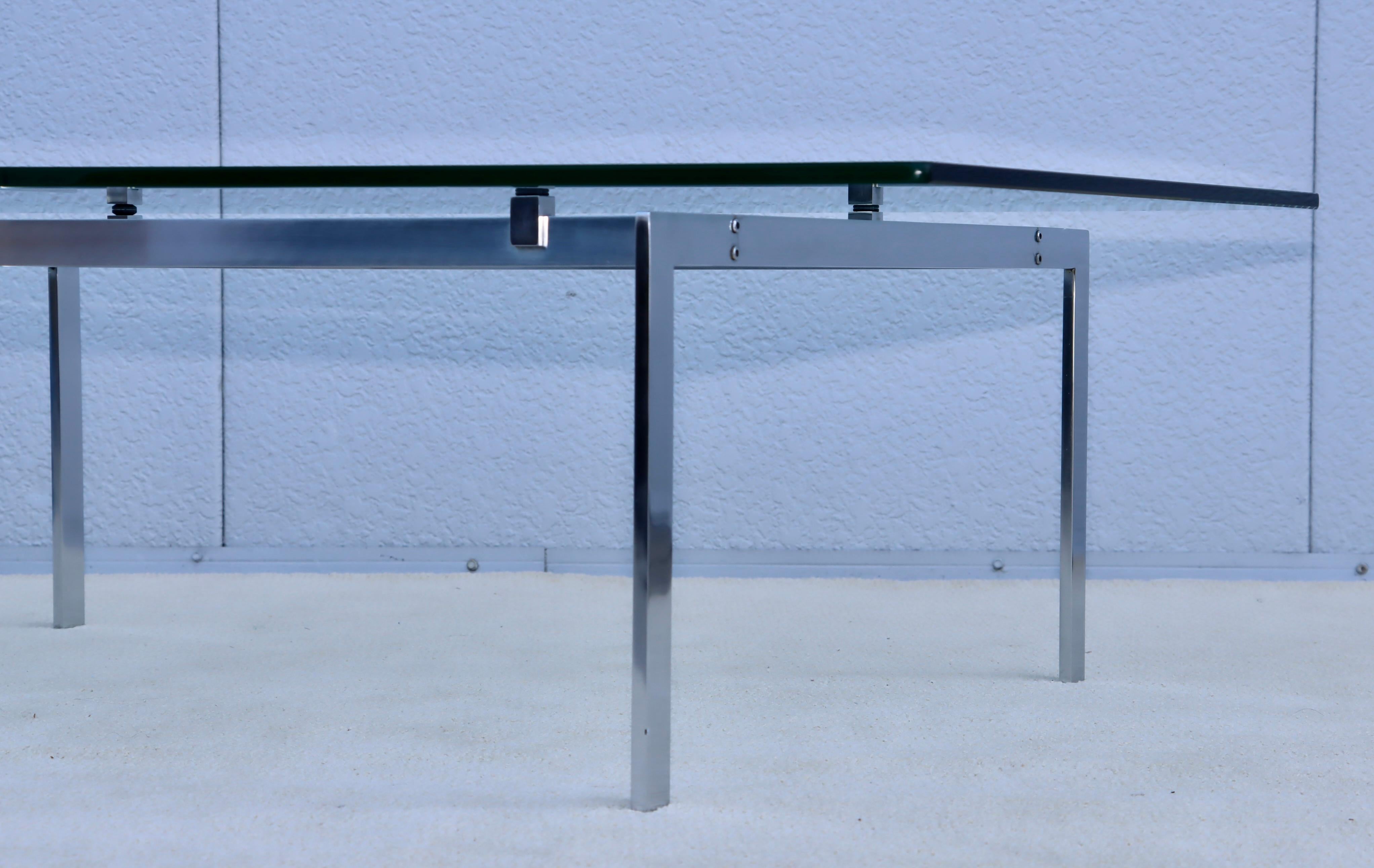 Table basse minimaliste des années 1970 avec plateau en verre flottant en vente 1