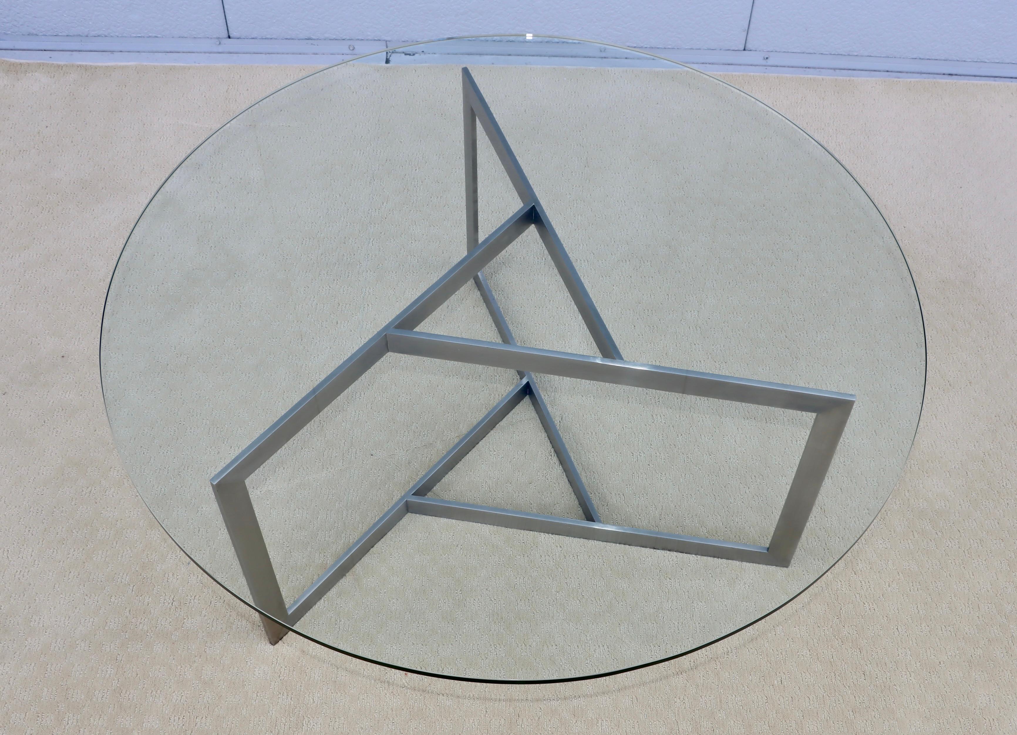 Table basse minimaliste des années 1970 en acier inoxydable avec plateau rond en verre, en état d'origine vintage avec une usure et une patine mineures dues à l'âge et à l'utilisation.