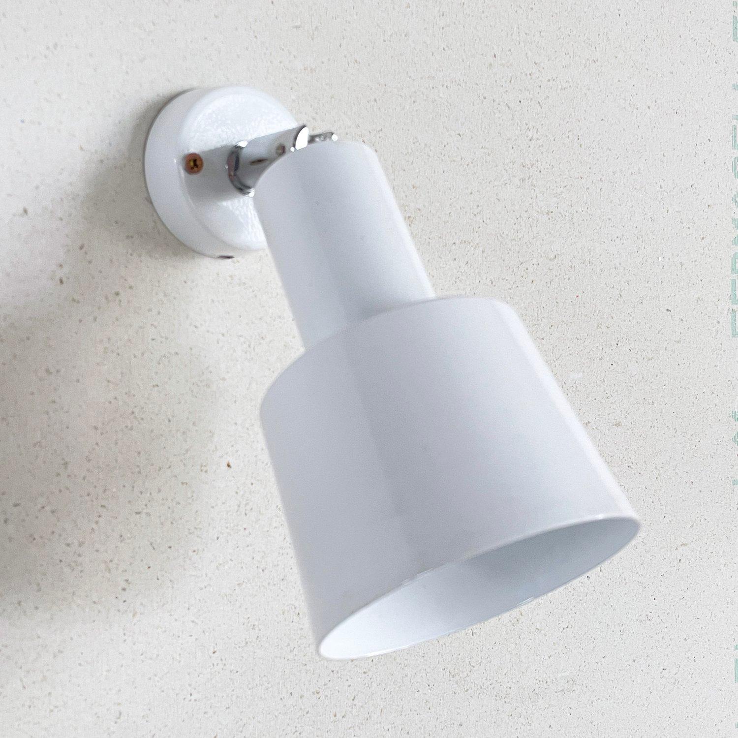 Lámpara de pared/techo minimalista de los años 1970. Difusor de luz metálico con brazo metálico cromado y soporte mural metálico. Ajustable para iluminación direccional. Ideal para pasillos, iluminación de cabecera, etc. 

De producción desconocida.