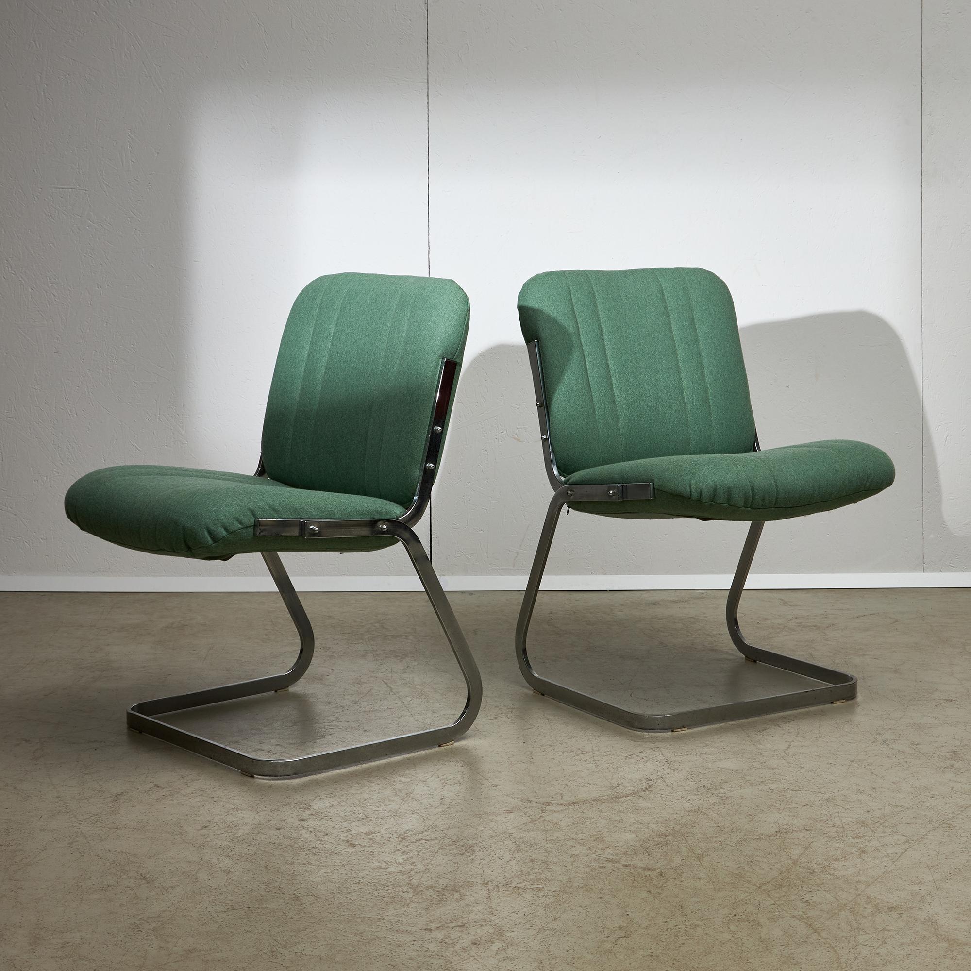 This exquisite chair from the 1970s presents a classic combination of practicality and style. Dressed in a vibrant mint green fabric, it embodies freshness and sophistication while ensuring exceptional comfort. Supported by a sleek chrome frame,