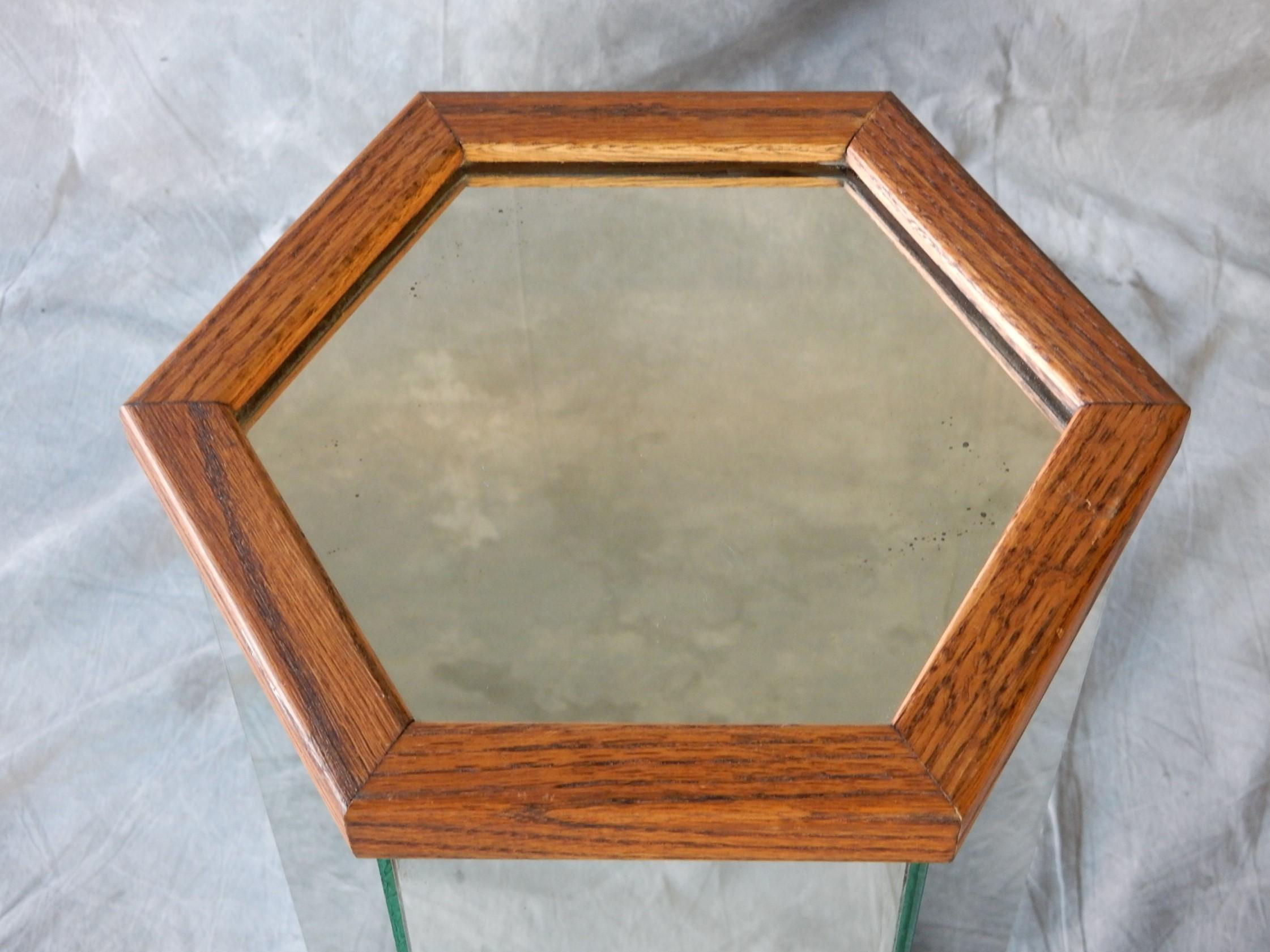 Espejo de los años 70 y pedestales artísticos hexagonales de roble de 30