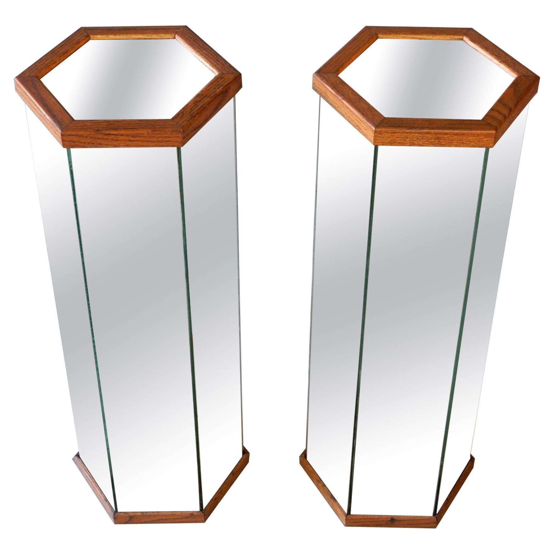 Miroir et piédestaux d'art hexagonaux des années 1970 de 30 pouces de haut en vente