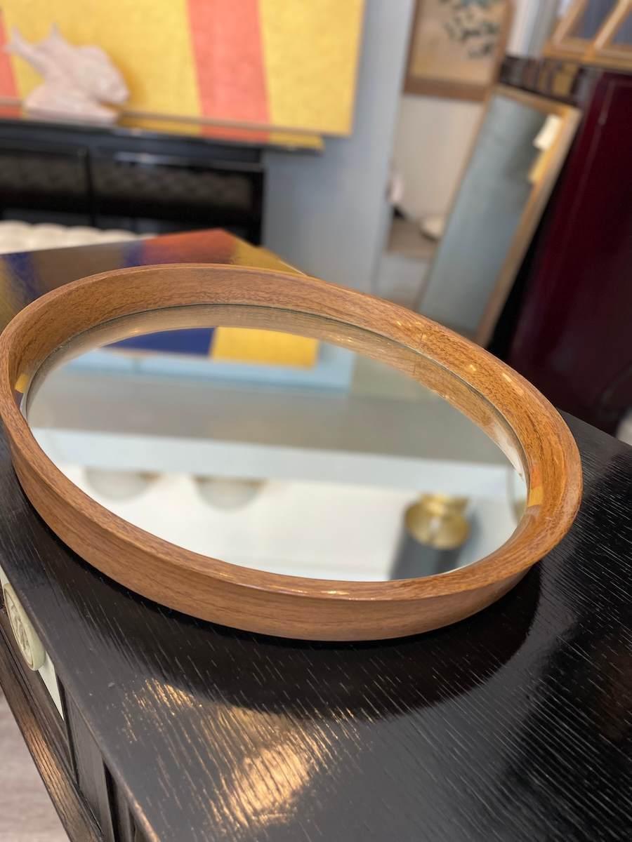 Italiano Vassoio a specchio degli anni '70 con bordo in Wood dipinto. in vendita