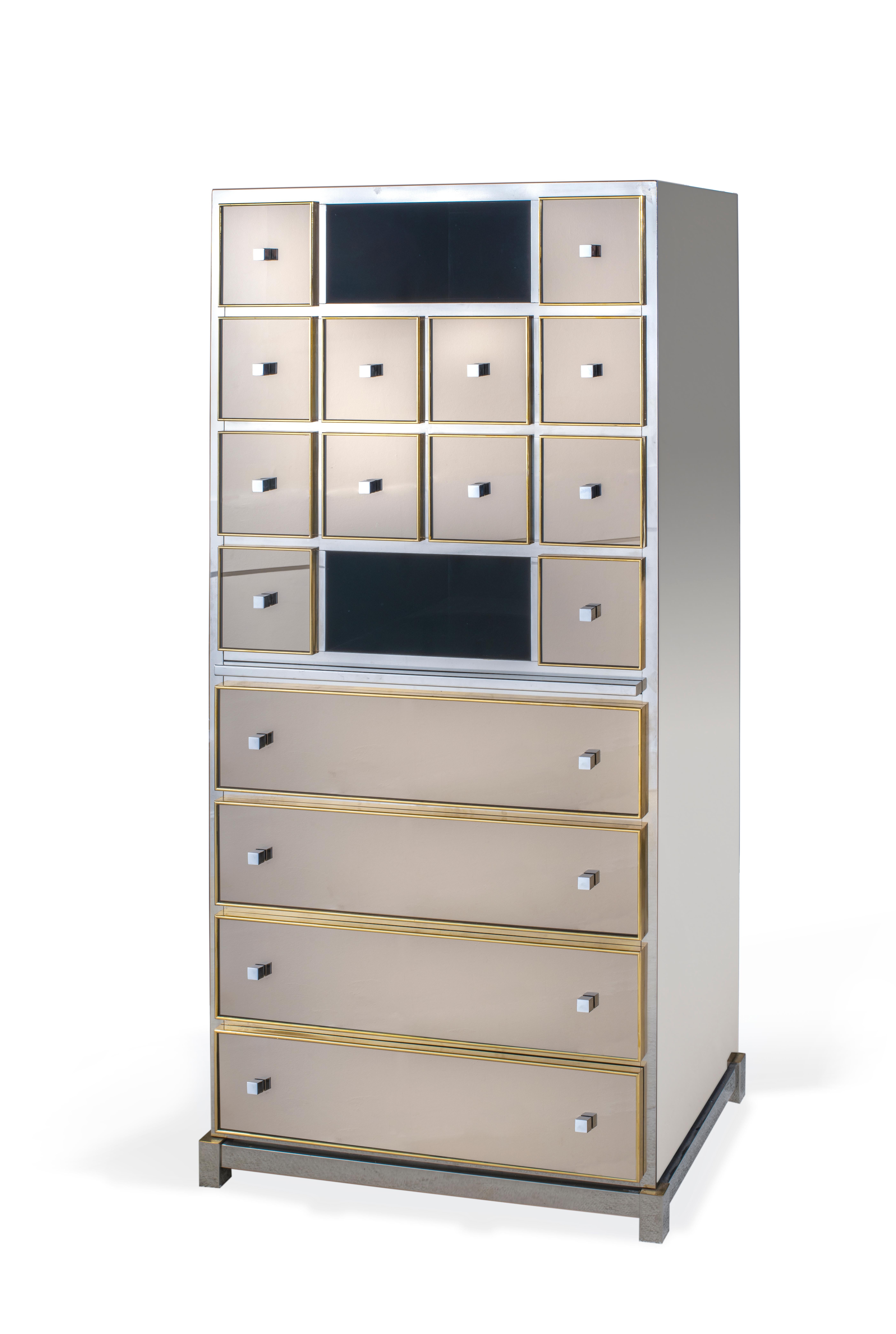 1970s mirrored cabinet by Michel Pigneres.
Brass. Bronze mirror and chrome handles.
Sliding table in the cabinet
Great condition.
