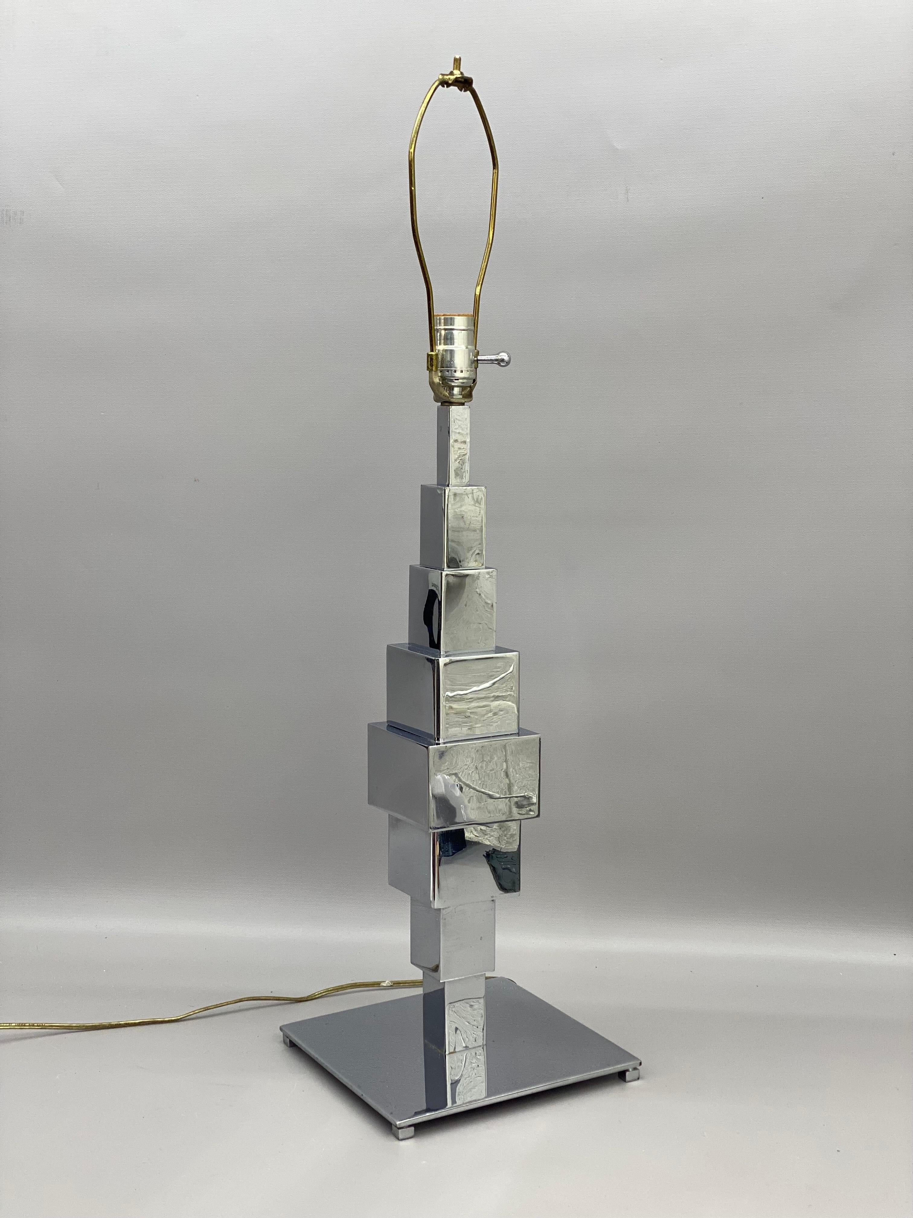 Post-Modern 1970s Mirrored Chrome Stacked Cube Skyscraper Style Table Lamp For Sale