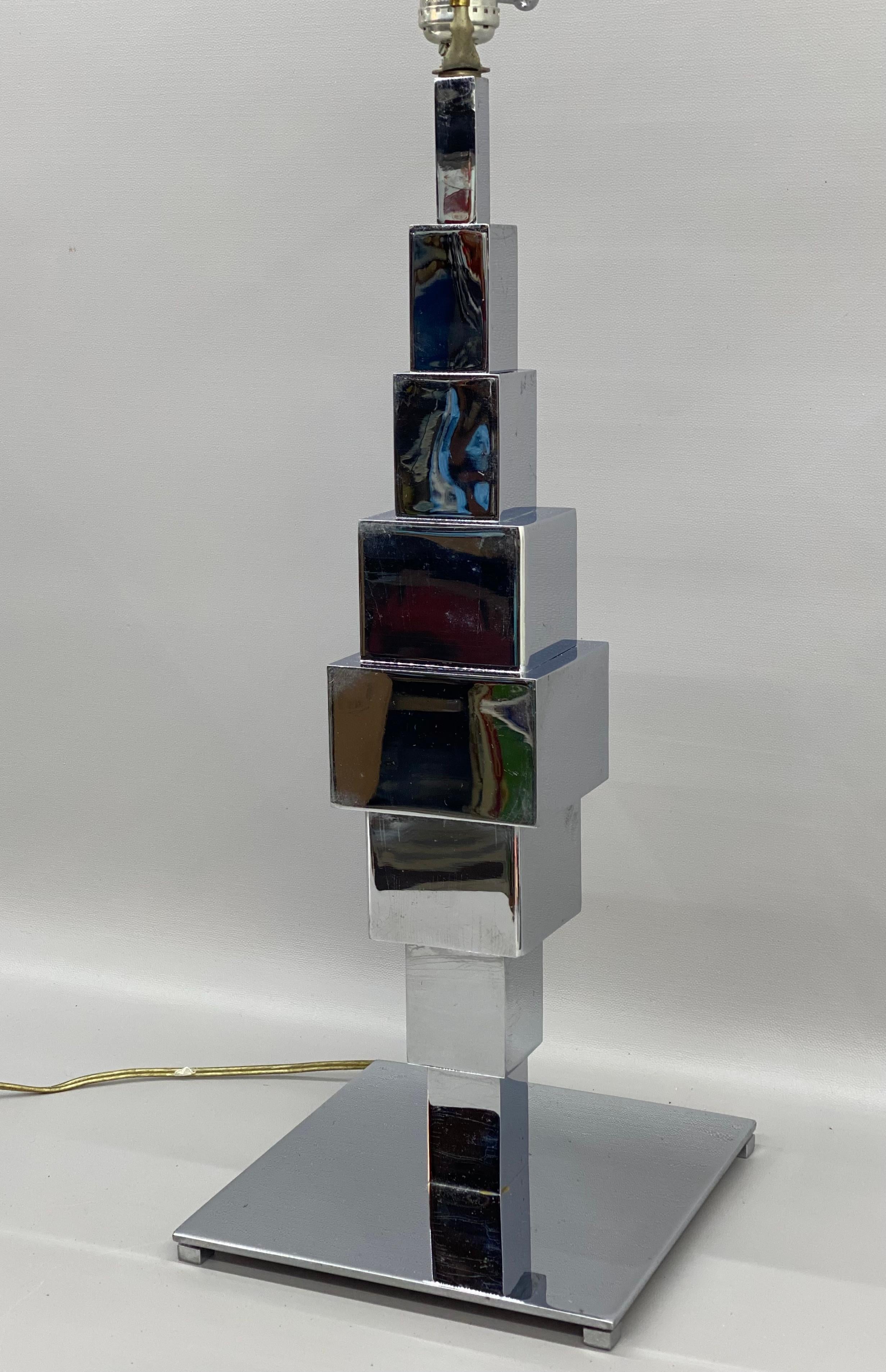 American 1970s Mirrored Chrome Stacked Cube Skyscraper Style Table Lamp For Sale