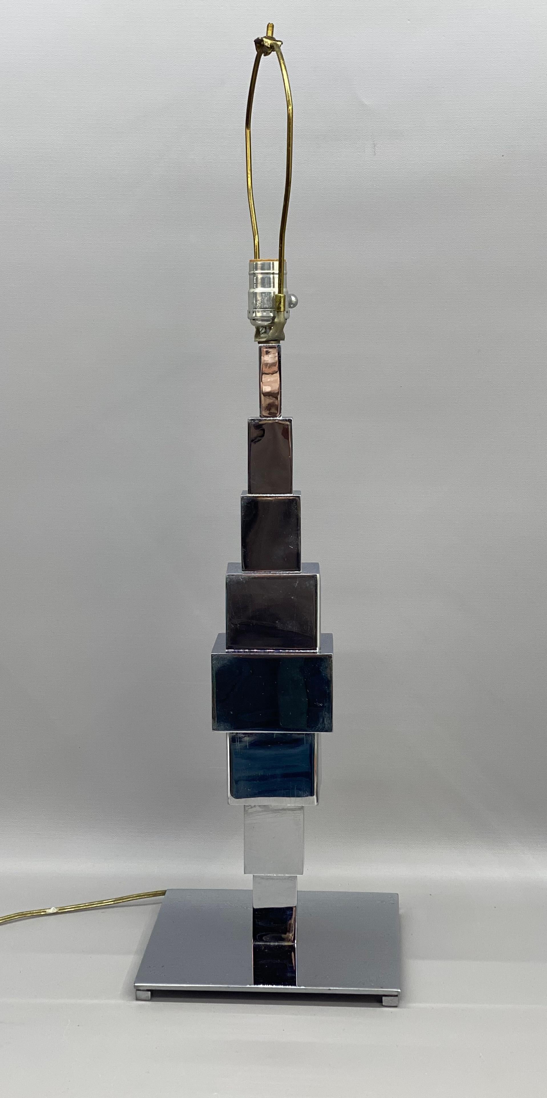 1970s Mirrored Chrome Stacked Cube Skyscraper Style Table Lamp In Good Condition For Sale In Garnerville, NY