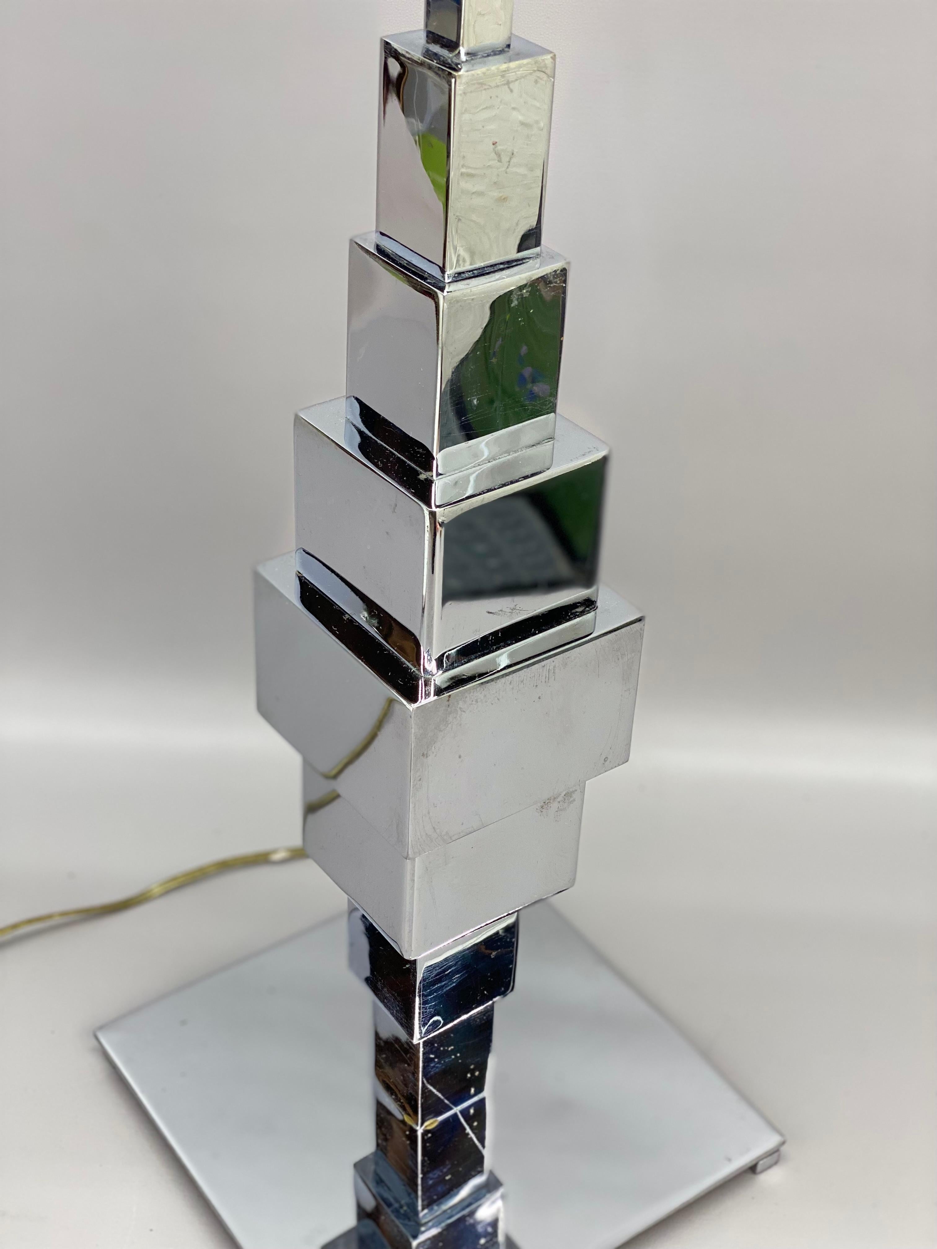 Late 20th Century 1970s Mirrored Chrome Stacked Cube Skyscraper Style Table Lamp For Sale