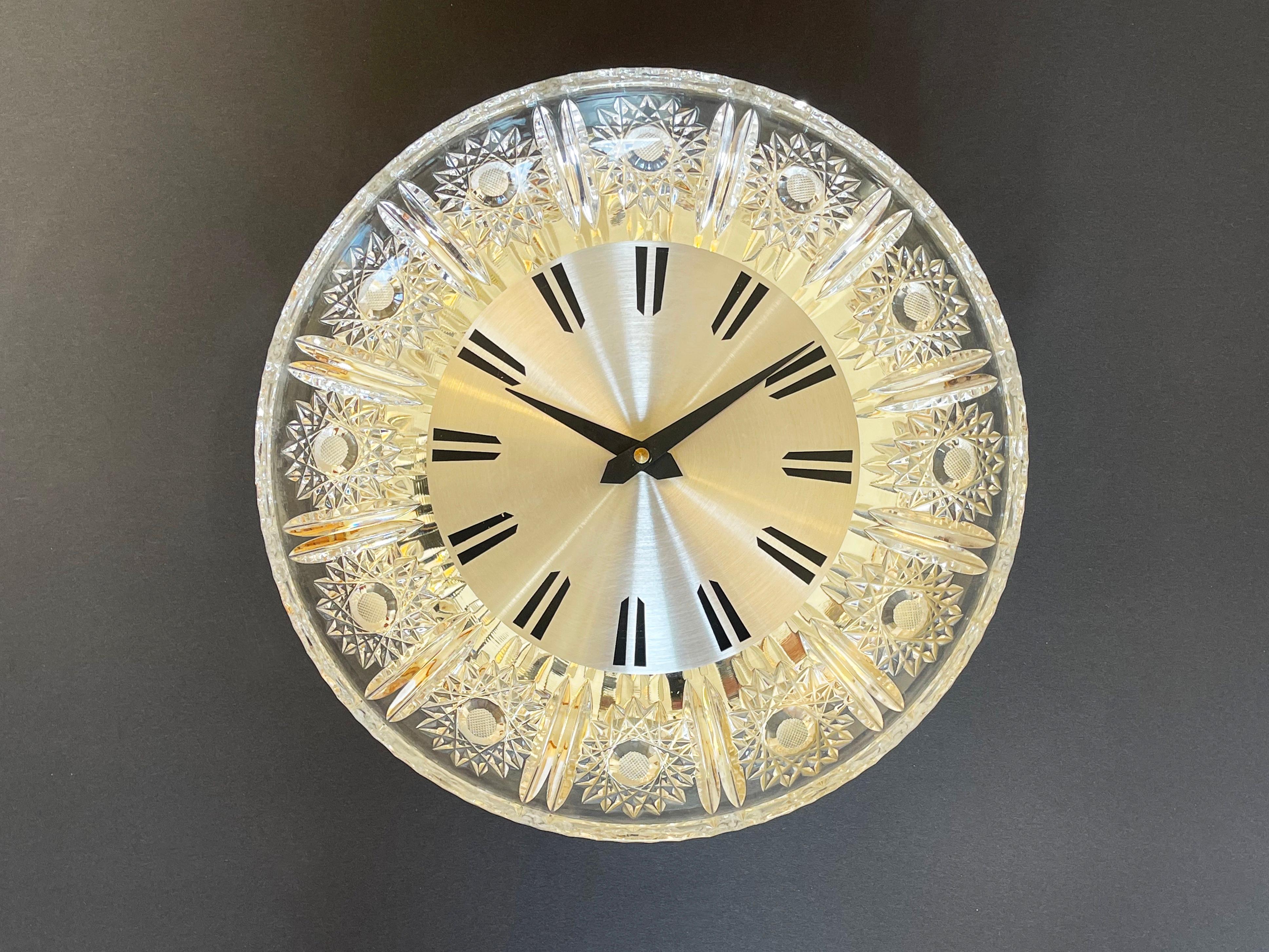 1970s Mirrored Crystal Cut Glass Clock by Junghans & Joska, Germany In Good Condition For Sale In Andernach, DE