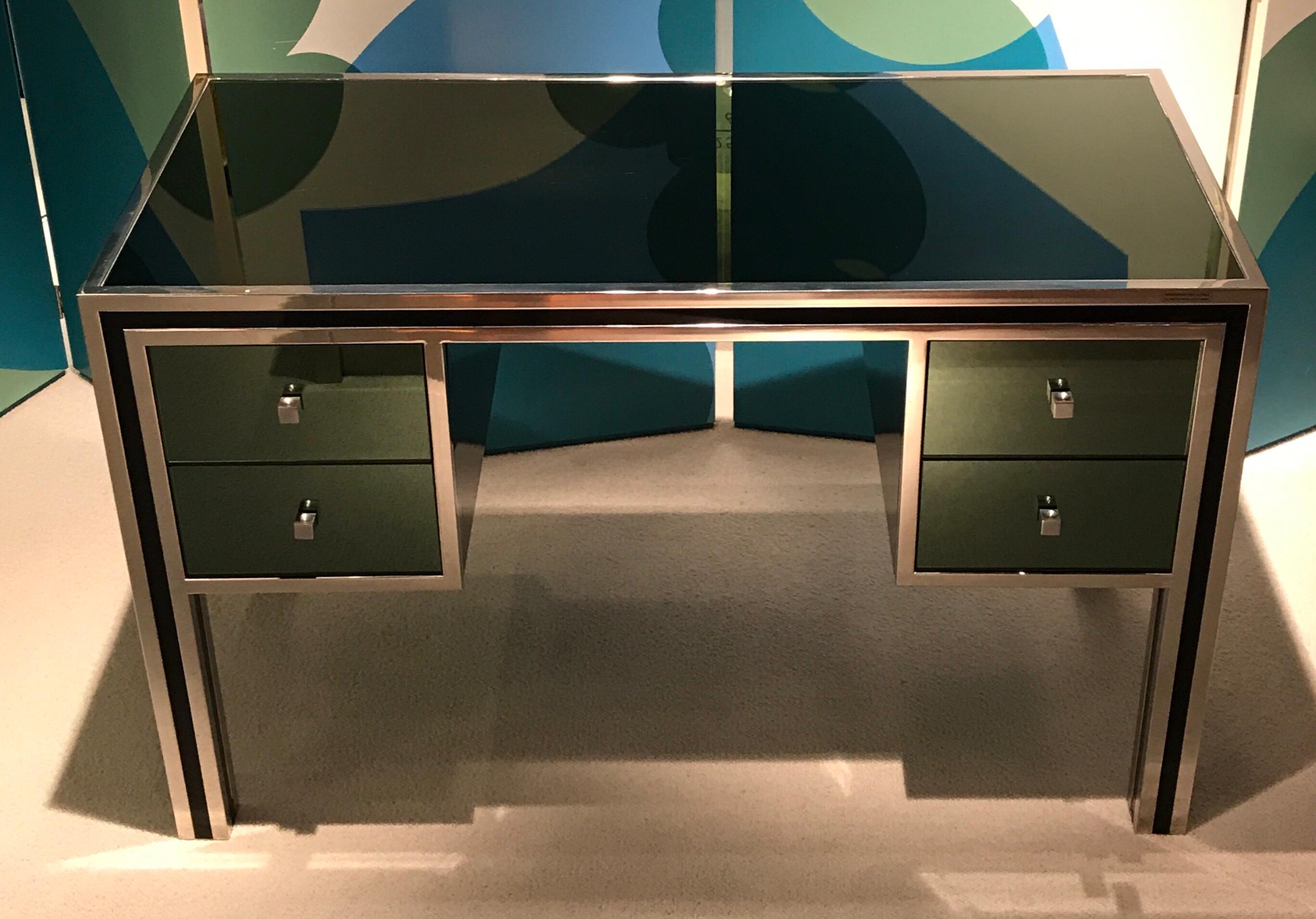1970s mirrored desk with chrome details and black lacquered metal.
Designed by Angolo Metallarte in Italy and retailed by Michel Pigneres in Paris
4 drawers
Great quality.