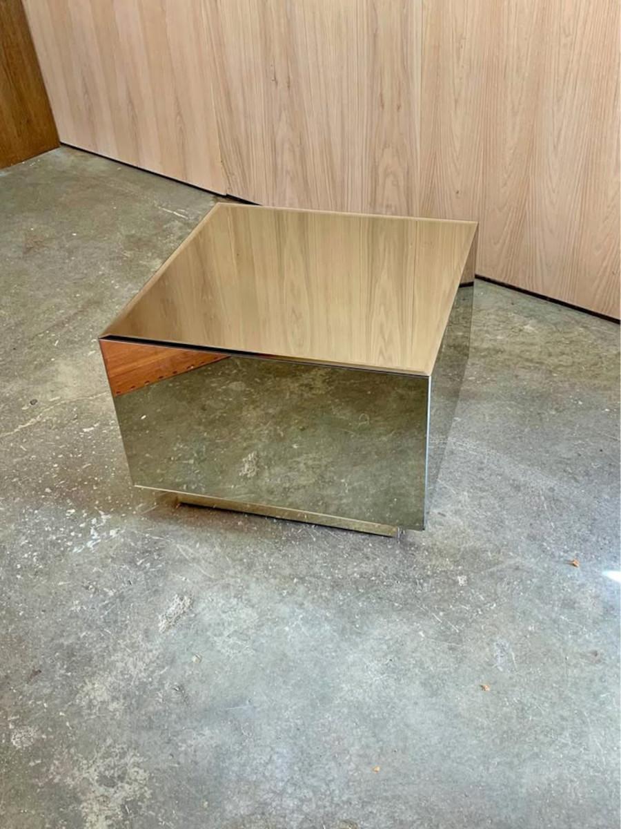 Dieser einzigartige und auffällige italienische Couchtisch aus den 1970er Jahren ist neu in unserer Kollektion und ein echter Hingucker. Er ist aus poliertem Spiegel gefertigt und steht auf einem stabilen, verspiegelten Sockel, der ein kühnes,