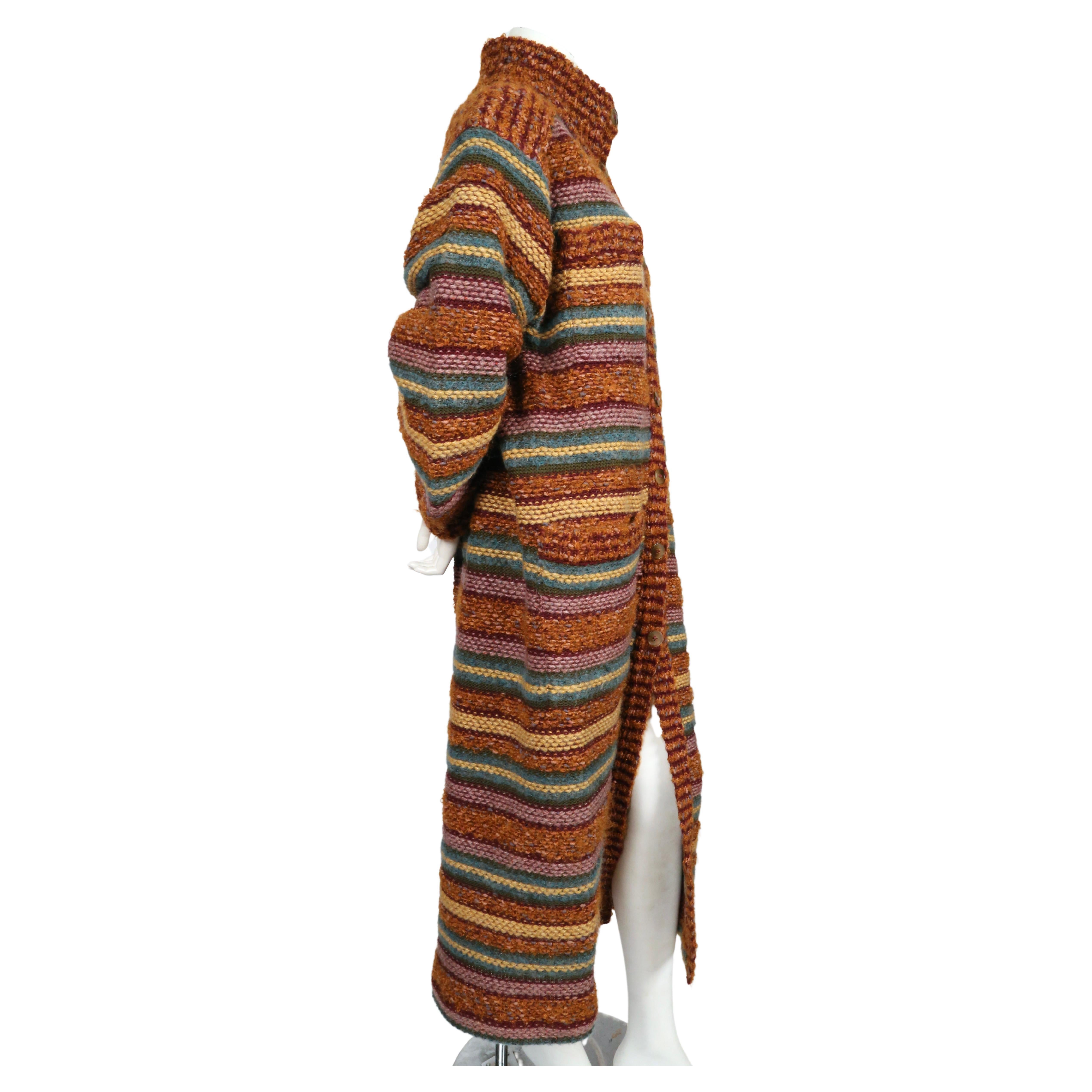 Langer gestreifter Pullovermantel von Missoni aus den 1970er Jahren. Etikettiert eine Größe M. Ungefähre Maße: Schulter 20