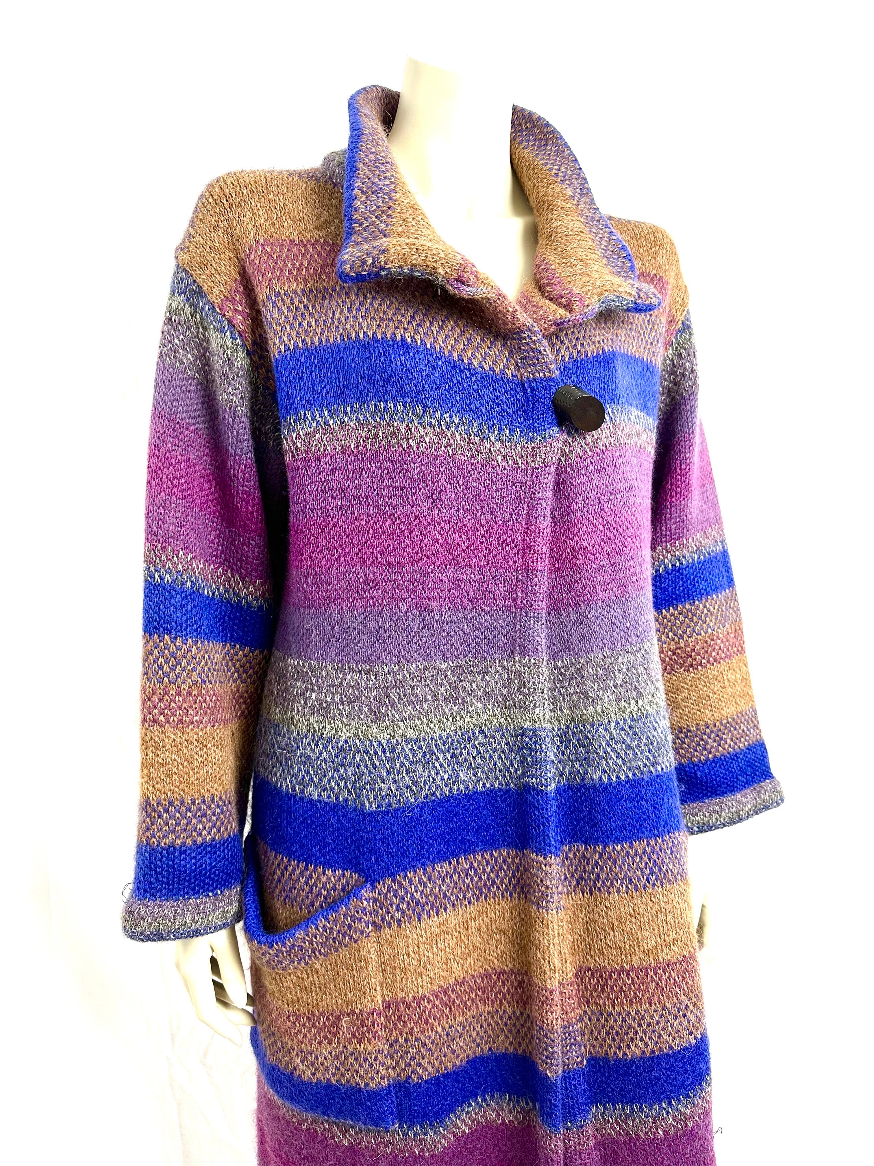 1970’s Missoni long wool cardigan coat.
Wide horizontal stripes, an imposing wooden button closes the cardigan above the chest.
2 large lower open pockets.
Made in Italy
Size S, please refer to measurements
Shoulders (seam to seam) 50cm
Chest width